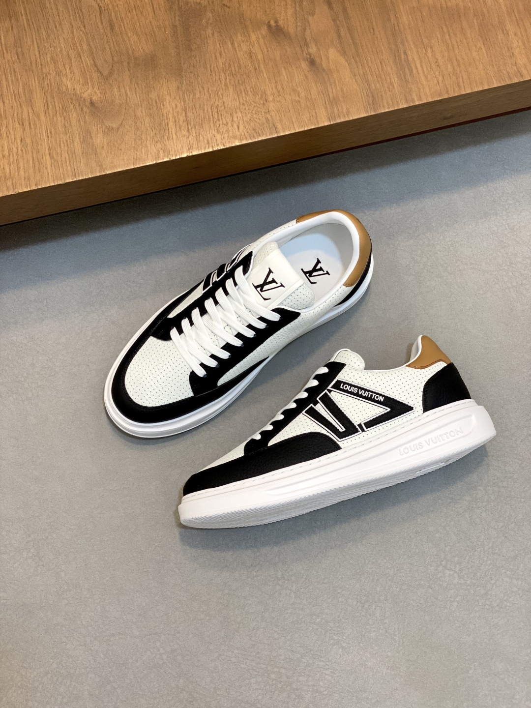 Louis Vuitton Men's White Leather Low-Top Sneakers, Sizes 39-44 6 cmp i1746551431564 7110 0 4