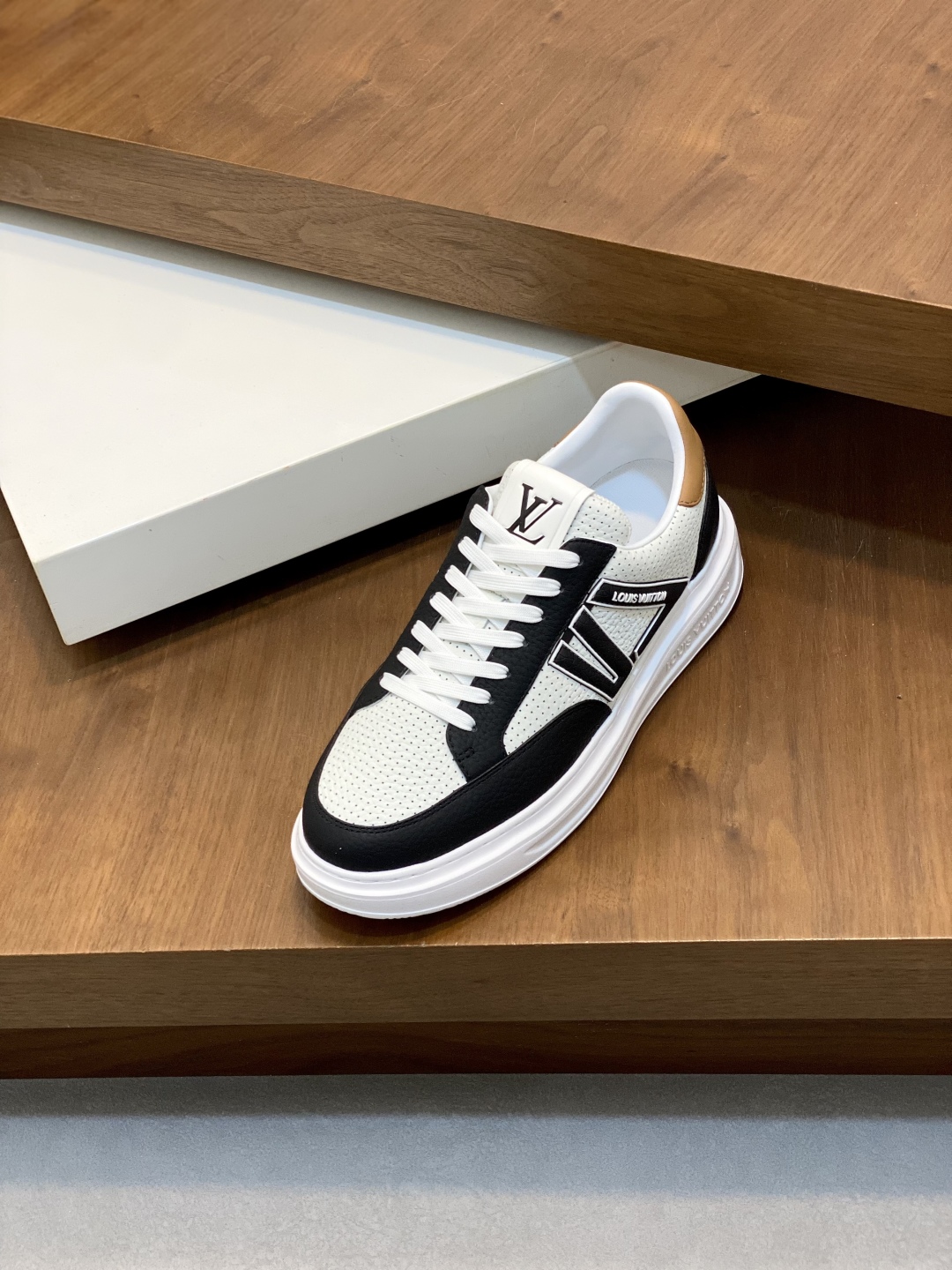 Louis Vuitton Men's White Leather Low-Top Sneakers, Sizes 39-44 7 cmp i1746551487295 2527 0 5