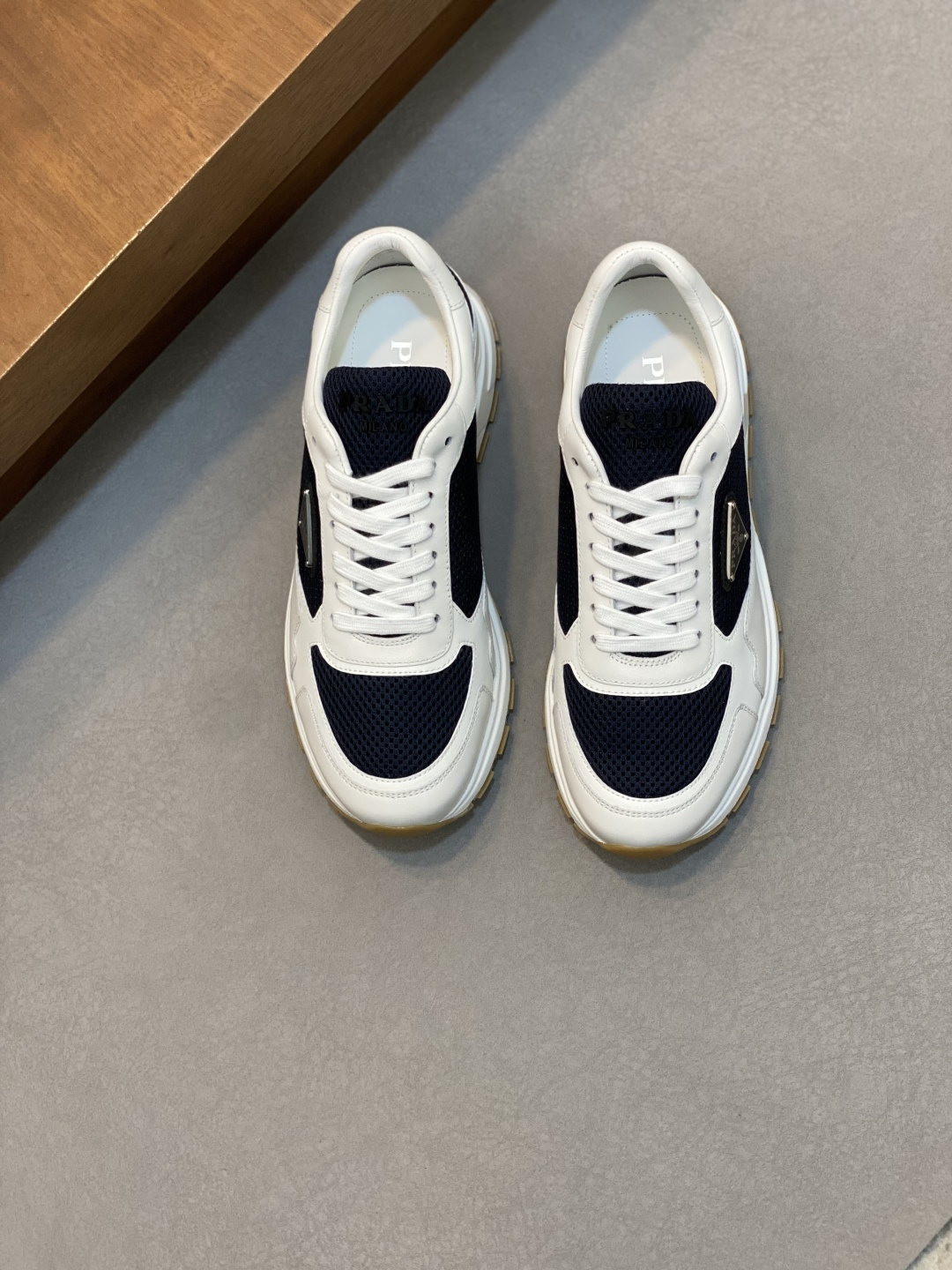 NO:338890,Brand P R A D A Color Original Color Pair Number 39-44 Customized 45 Price Material Prada New Product Original Single-Place Low-top Casual Sports Shoes!  The upper is made of original soft cowhide with Prada logo cowhide inner lining. The original molded outsole of cowhide is made of high quality, worth owning. Prada, prada, sneakers, cowhide19860909品牌P R A D A 颜色原版配色 码数39-44定做45 价格 材质普拉达新品原单货低帮休闲运动鞋！鞋面采用原版柔软牛皮搭配普拉达标识牛皮内里 牛皮垫脚原版开模大底、高品质值得拥有,普拉达,prada,sneakers,cowhide,Men's shoes