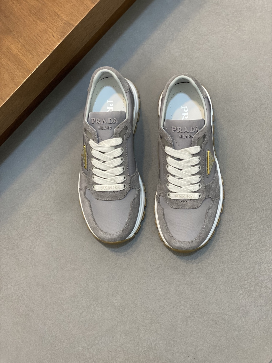 NO:223107,Brand P R A D A Color Original Color Pair Number 39-44 Customized 45 Price Material Prada New Product Original Single-Place Low-top Casual Sports Shoes!  The upper is made of original soft cowhide with Prada logo cowhide inner lining. The original molded outsole of cowhide is made of high quality, worth owning. Prada, prada, sneakers, cowhide19860909品牌P R A D A 颜色原版配色 码数39-44定做45 价格 材质普拉达新品原单货低帮休闲运动鞋！鞋面采用原版柔软牛皮搭配普拉达标识牛皮内里 牛皮垫脚原版开模大底、高品质值得拥有,普拉达,prada,sneakers,cowhide,Men's shoes