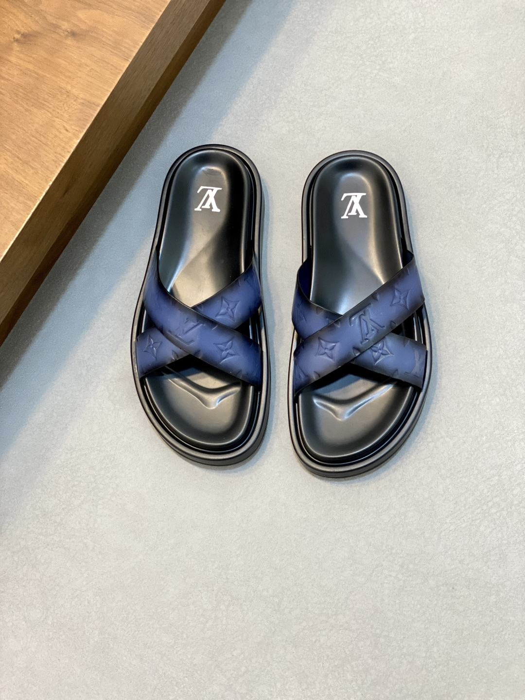 NO:223062,L brand luxury men's slippers, 1:1 high-end quality, purely handmade, first layer cowhide material, casual, sunny, loose and comfortable, the highest version of high-quality quality, hundreds of classic models, must-have in summer!  Green Size39-44 45 orders, Louis Vuitton-slippers-sandals, louis vuitton, sandals, slippers, cowhide19860909L 牌奢品男士拖鞋,1:1高端品质,纯手工制作 头层牛皮材质,休闲阳光宽松舒适型,最高版本高品质精品,百经典款,夏季必入哦！绿色 Size39-44 45 订,路易威登-拖鞋-凉鞋,louis vuitton,sandals,slippers,cowhide,Men's shoes