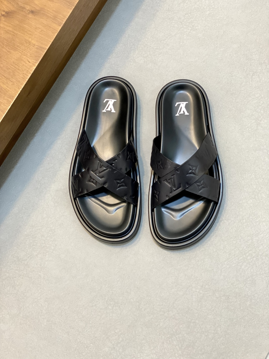 NO:223057,L brand luxury men's slippers, 1:1 high-end quality, purely handmade, first layer cowhide material, casual, sunny, loose and comfortable, the highest version of high-quality quality, hundreds of classic models, must-have in summer!  Size39-44 45 orders, Louis Vuitton-slippers-sandals, louis vuitton, sandals, slippers, cowhide19860909L 牌奢品男士拖鞋,1:1高端品质,纯手工制作 头层牛皮材质,休闲阳光宽松舒适型,最高版本高品质精品,百经典款,夏季必入哦！ Size39-44 45 订,路易威登-拖鞋-凉鞋,louis vuitton,sandals,slippers,cowhide,Men's shoes