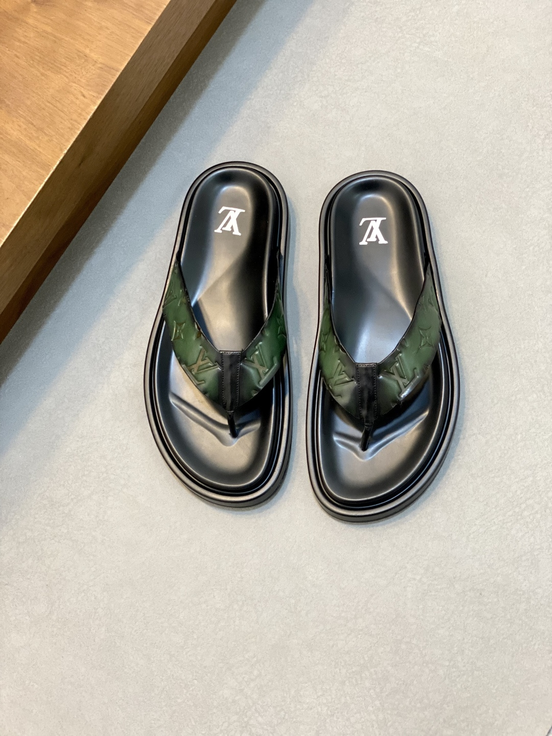 NO:223069,L brand luxury men's slippers, 1:1 high-end quality, purely handmade, first layer cowhide material, casual, sunny, loose and comfortable, the highest version of high-quality quality, hundreds of classic models, must-have in summer!  Size39-44 45 orders, Louis Vuitton-slippers-sandals, louis vuitton, sandals, slippers, cowhide19860909L 牌奢品男士拖鞋,1:1高端品质,纯手工制作 头层牛皮材质,休闲阳光宽松舒适型,最高版本高品质精品,百经典款,夏季必入哦！ Size39-44 45 订,路易威登-拖鞋-凉鞋,louis vuitton,sandals,slippers,cowhide,Men's shoes