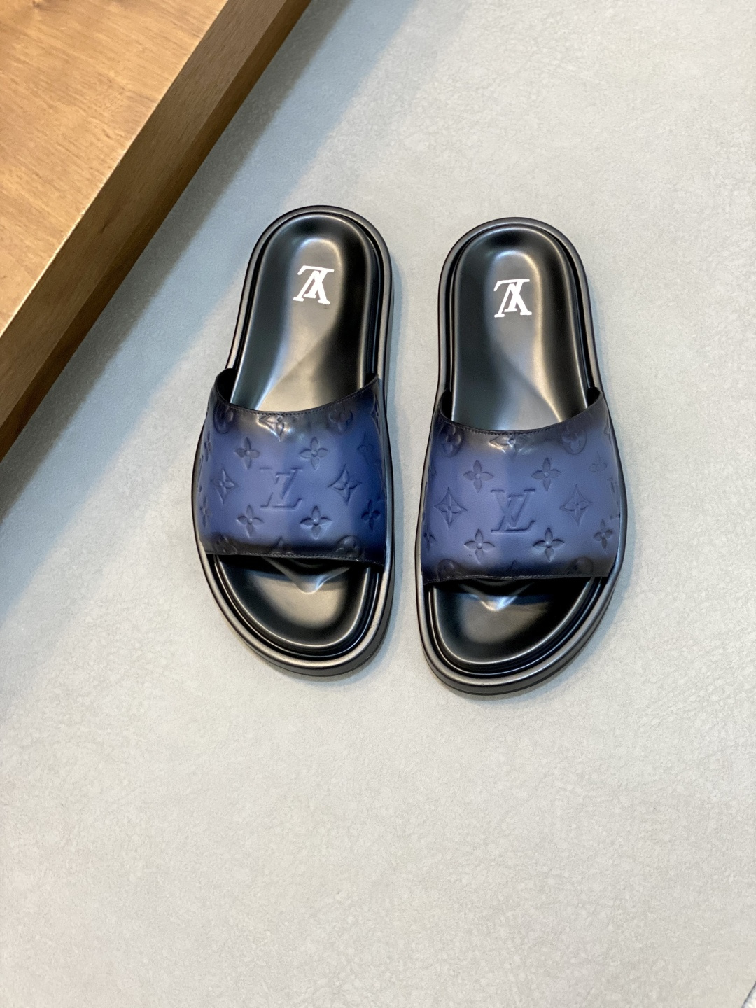 NO:223077,L brand luxury men's slippers, 1:1 high-end quality, pure handmade, top layer cowhide material, casual sunny and loose comfortable, the highest version of high-quality quality, a hundred classic models, must-have in summer Size39-44 45 orders, Louis Vuitton-slippers-sandals, louis vuitton, sandals, slippers, cowhide19860909L 牌奢品男士拖鞋,1:1高端品质,纯手工制作 头层牛皮材质,休闲阳光宽松舒适型,最高版本高品质精品,百经典款,夏季必入哦 Size39-44 45 订,路易威登-拖鞋-凉鞋,louis vuitton,sandals,slippers,cowhide,Men's shoes