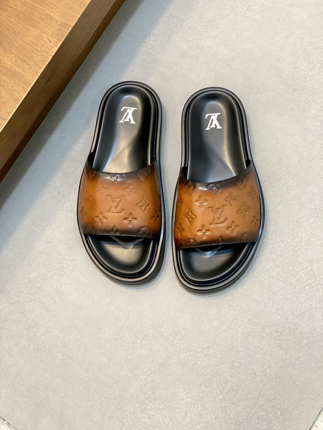 NO:338741,L brand luxury men's slippers, 1:1 high-end quality, purely handmade, first layer cowhide material, casual, sunny, loose and comfortable, the highest version of high-quality quality, hundreds of classic models, must-have in summer!  Size39-44 45 orders, Louis Vuitton-slippers-sandals, louis vuitton, sandals, slippers, cowhide19860909L 牌奢品男士拖鞋,1:1高端品质,纯手工制作 头层牛皮材质,休闲阳光宽松舒适型,最高版本高品质精品,百经典款,夏季必入哦！ Size39-44 45 订,路易威登-拖鞋-凉鞋,louis vuitton,sandals,slippers,cowhide,Men's shoes
