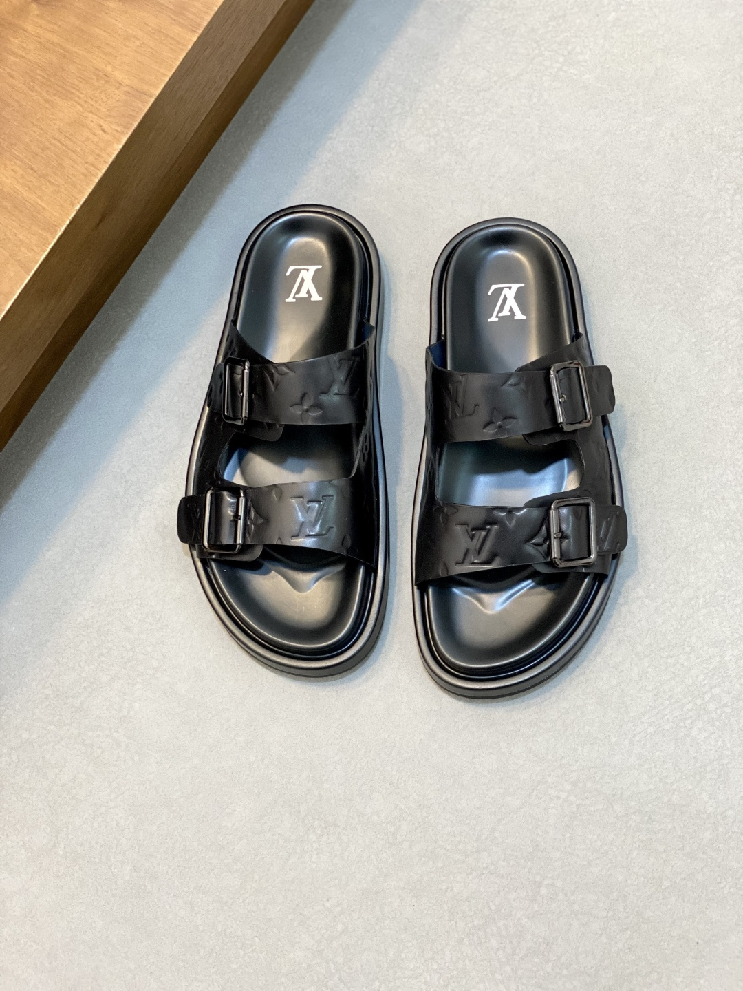 NO:223085,L brand luxury men's slippers, 1:1 high-end quality, purely handmade, first layer cowhide material, casual, sunny, loose and comfortable, the highest version of high-quality quality, hundreds of classic models, must-have in summer!  Size39-44 45 orders, Louis Vuitton-slippers-sandals, louis vuitton, sandals, slippers, cowhide19860909L 牌奢品男士拖鞋,1:1高端品质,纯手工制作 头层牛皮材质,休闲阳光宽松舒适型,最高版本高品质精品,百经典款,夏季必入哦！ Size39-44 45 订,路易威登-拖鞋-凉鞋,louis vuitton,sandals,slippers,cowhide,Men's shoes