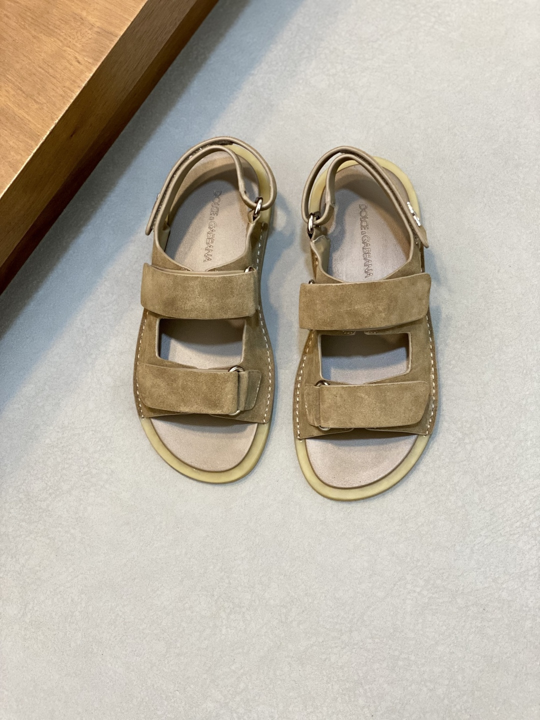 NO:223091,D&GAlias ​​men's sandals. This new summer product of Alias ​​sandals highlights the casual and elegant style. It is carefully crafted from grained cowhide leather and Oblique printed fabrics, with cowhide inner lining!  Cross-band design, decorated with metal clad brass CD Diamond logo. Imported cowhide and rubber soles make it more refined and comfortable, and decorated with Oblique printing and anti-slip inserts to enhance the style. Size39-44 (customized by 38.45), D&G slippers-sandals, Dolce&Gabbana, sandals, slippers, cowhide19860909D&GAlias男士凉拖. 这款 Alias 凉鞋夏季新品,彰显休闲高雅的风范.采用粒面牛皮革、Oblique印花面料精心制作,牛皮内里！交叉带设计,饰以金属覆层黄铜 CD Diamond 标志.进口牛皮和橡胶鞋底更显精致,舒适非凡,饰以 Oblique 印花效果防滑镶片提升格调. Size39-44(38.45定做）,D&G 拖鞋-凉鞋,Dolce&Gabbana,sandals,slippers,cowhide,Men's shoes