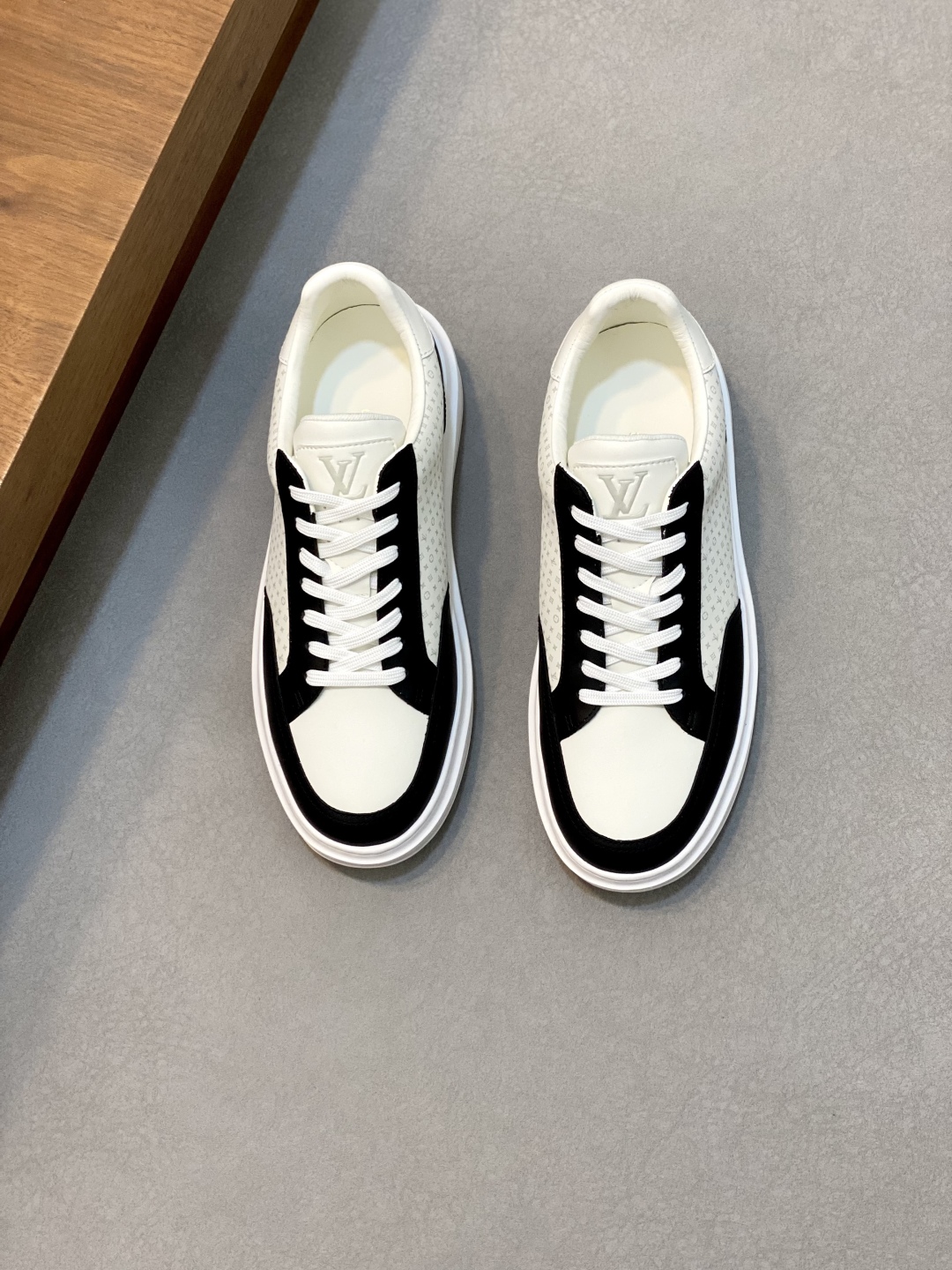 Louis Vuitton Men's Casual Sneakers - Lightweight TPU Sole, Monogram Accent 2 cmp i1746896636412 7254 0 0