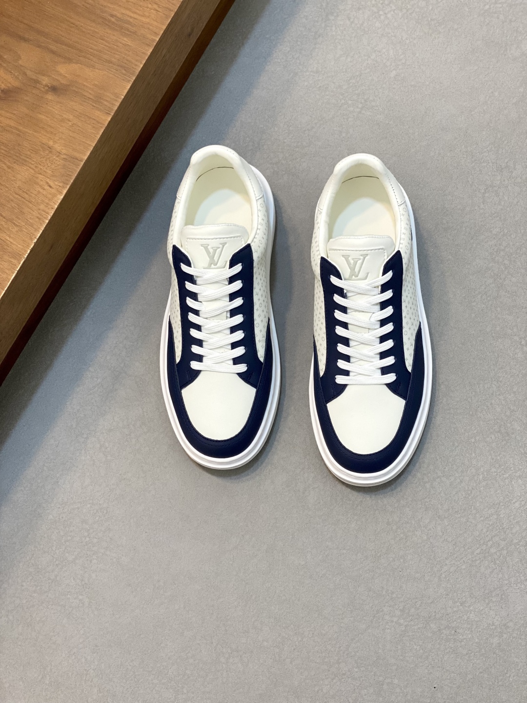 Louis Vuitton Men's White Leather Monogram Casual Sneakers, Size 38-44 2 cmp i1746896705703 8932 0 0