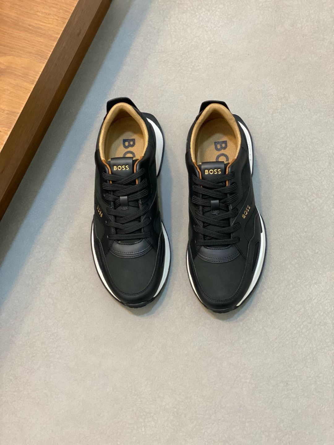 NO:344875,BOSS men's new leather low-top casual sneakers are top-notch products from Dongguan. BOSS lace-up casual sneakers are made of smooth calfskin matte cowhide upper, with breathable metal mesh on the inside, and details on the outside openings, light, comfortable and breathable, classic sports style, paired with rubber foam midsole and EVA outsole, the heel, outside and tongue are decorated with brand logo logos, fabric inner lining and foot pads, the upper foot is soft, comfortable and breathable, and is equipped with the original box packaging dust bag!  Size 39-40-41-42-43-44 Standard leather shoe size, Sneakers, cowhide19860909BOSS 男士新款皮革低帮休闲运动鞋 莞产顶级高品,BOSS系带休闲运动鞋,采用光滑小牛皮接接雾面牛皮鞋面,内侧饰有透气金属网孔,外侧开孔细节,轻盈舒适透气,经典运动风格,搭配橡胶发泡中底和EVA外底,后跟、外侧和鞋舌饰有品牌logo标识,织物内里及垫脚,上脚柔软舒适透气,配原盒包装防尘袋！ 尺码39-40-41-42-43-44 标准皮鞋码,,sneakers,cowhide,Men's shoes