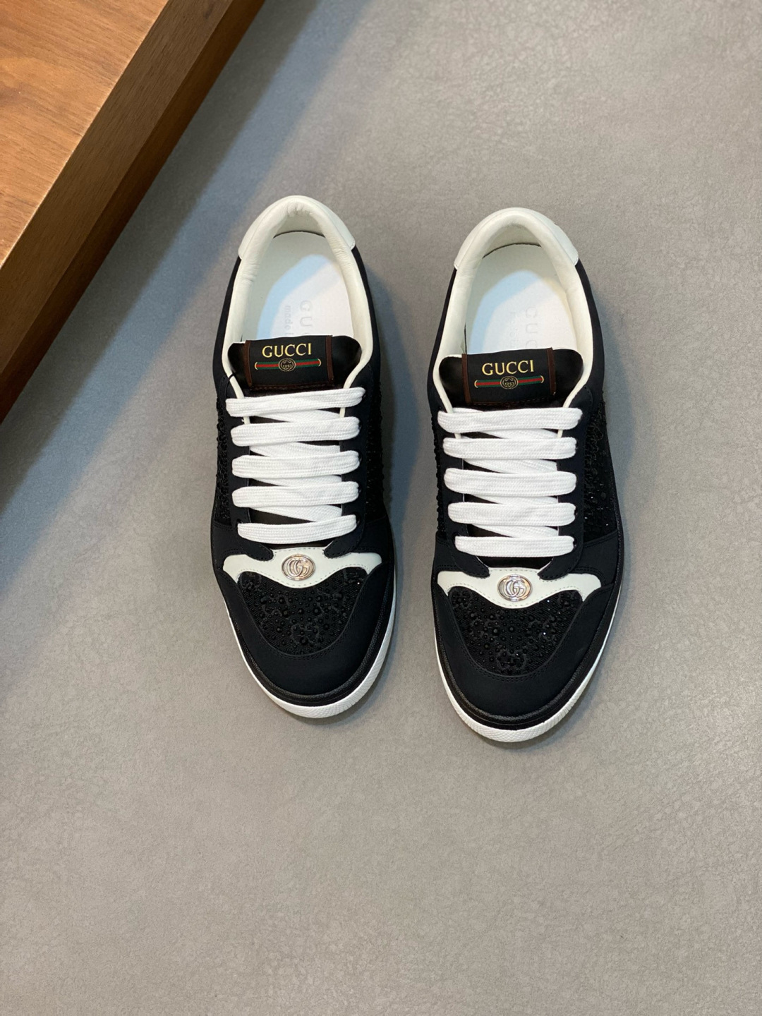 NO:338309,G Top purchasing agent for ancient street frying couples trendy shoes counters are available at the same time. Original configuration is available in Italy imported cowhide fabric, high-quality splicing complex craftsmanship, soft and comfortable towel inner sole original special original sole is super comfortable, original order goods, high quality, can enter and exit the counter at will, welcome to compare counter synchronization, women's size 35-39, men's size 38-44 (can be ordered 45), Guqi casual shoes, cowhide19860909G 顶级代购古 炸街情侣款潮鞋专柜同步发售原厂配置,意大利进口进口牛皮搭配布面料,高品质拼接复杂工艺,柔软舒适毛巾内里鞋底原厂特供原版底超级舒适,原厂跟单货 高品质,可随意进出专柜,欢迎对比专柜同步,女码 35-39,男码 38-44（可订45）,古奇 休闲鞋,cowhide,Men's shoes