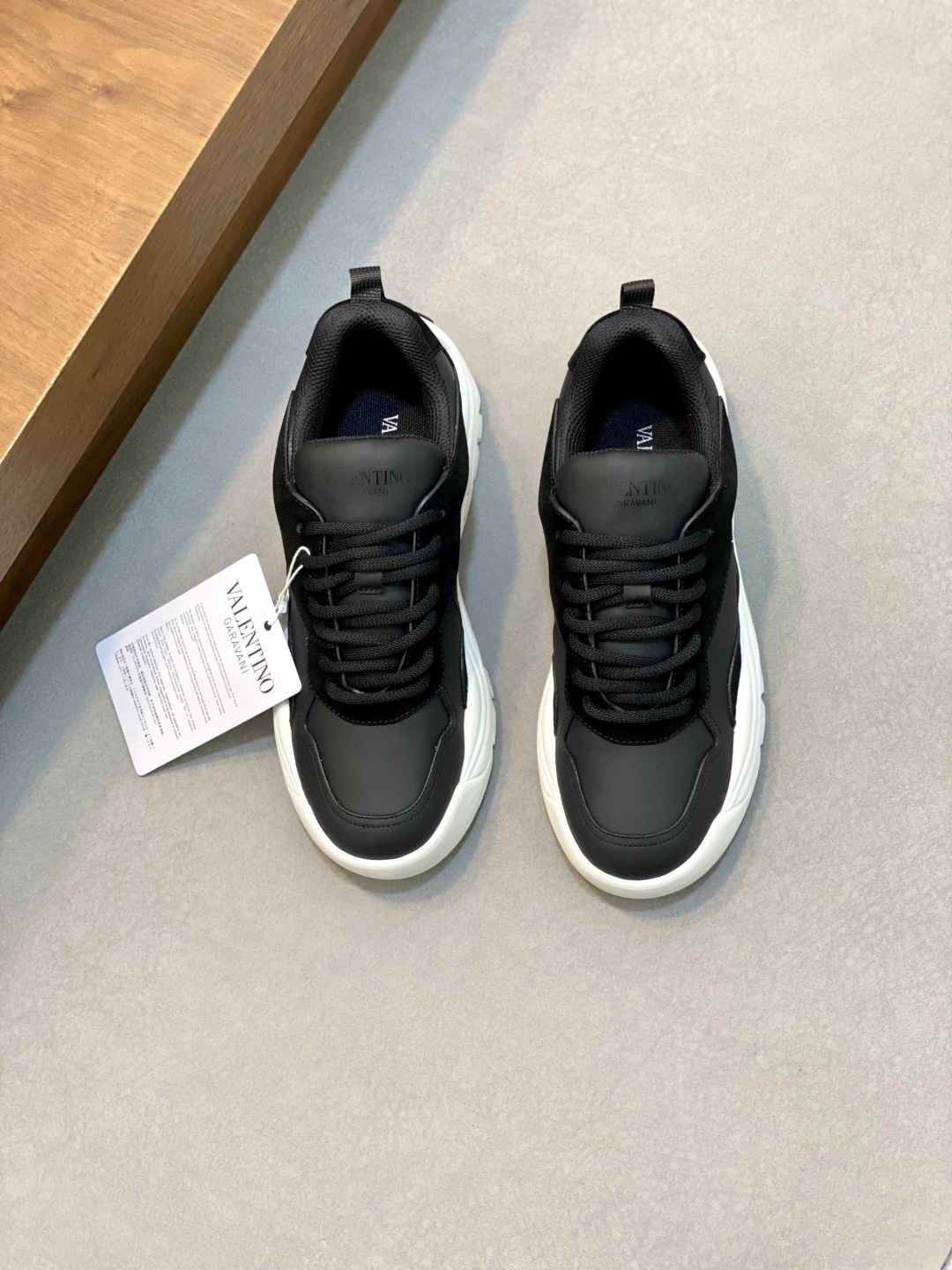 NO:223385,VLTN Warren Sports Shoes Series New Sports Shoes are on sale. The original ZP is being purchased and disassembled. Repeated version and modification. The force must be restored one to one!  Top luxury masterpieces Soft and comfortable real sheepskin bring excellent elegant texture and excellent comfort on the feet Top purchasing version upper imported calfskin surface/original oil edge craftsmanship Inner water dye cowhide inner lining original development two-color combination outsole packaging original configuration full set of packaging Size 38-44 (.45, customized), Valentino casual shoes, valentino, sneakers, cowhide, sheepskin19860909VLTN华伦 运动鞋系列 新款运动鞋 火爆发售. 原版ZP入购拆解. 反复打版调改. 力要一比一还原！顶级奢华力作 柔软舒适的真羊皮 带来卓越优雅的质感 与极佳的上脚舒适感 顶级代购版本鞋面进口小牛皮面/原版油边工艺 内里水染牛皮内里 大底原版开发双色组合大底 包装原版配置全套包装 码数男38-44（.45、订做）,华伦天奴休闲鞋,valentino,sneakers,cowhide,sheepskin,Men's shoes