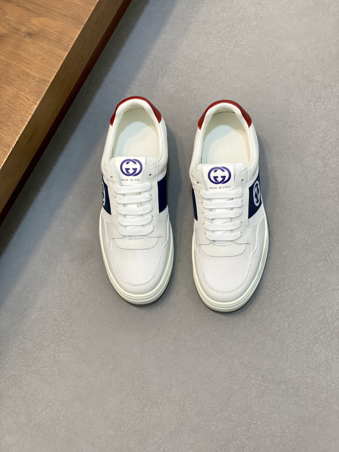 NO:339075,【Gucci】Gucci - High-end quality Original single casual sports shoes - Upper Napa calfskin, brand high mercerized canvas, shoe body sewing brand webbing, tongue. Heel; Silk-printing brand Logo totem - Inner water dyed cowhide - Outsole ultra-light TPR·rubber; molded outsole - Ultra-high quality control·fine workmanship highlight (high-end, noble, grade) -Size 38-44 (45, custom made), Gucci casual shoes, gucci, gucci, cowhide19860909【Gucci】古驰 -高端品质 原单休闲运动板鞋 -鞋面纳帕小牛皮、品牌高丝光帆布、鞋身车缝品牌织带、鞋舌.后跟；丝印品牌Logo图腾 -内里水染牛皮 -大底超轻TPR·橡胶；成型大底 -超高品控·做工精细凸显(高端·贵气·档次) -Size 38-44（45,可订做),古奇 休闲鞋,gucci,gucci,cowhide,Men's shoes