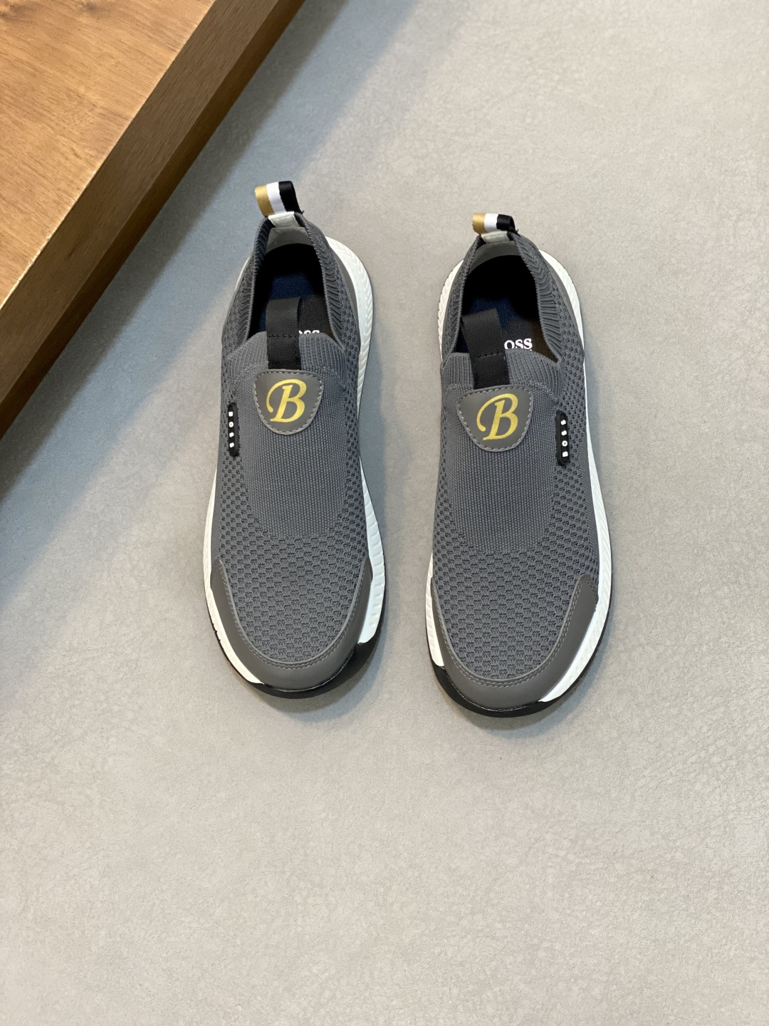 NO:223345,Boss men's sneakers The precious materials enrich the casual and timeless style of this sneaker, while the delicate and soft leather makes the colors of this season brighter, and the imported Korean flying weaving fabric makes you more relaxed and comfortable to show your elegant temperament. Size: 39-44 (customized for 45), BOOS casual shoes, sneakers19860909Boss 男士运动鞋 珍贵材料丰富了这款运动鞋的休闲永恒风格,而细腻柔软的皮革令本季的色彩更加明亮、韩国进口飞织面料、让您更轻松舒适地展现高雅气质. Size:39-44（45定做）,BOOS 休闲鞋,sneakers,Men's shoes