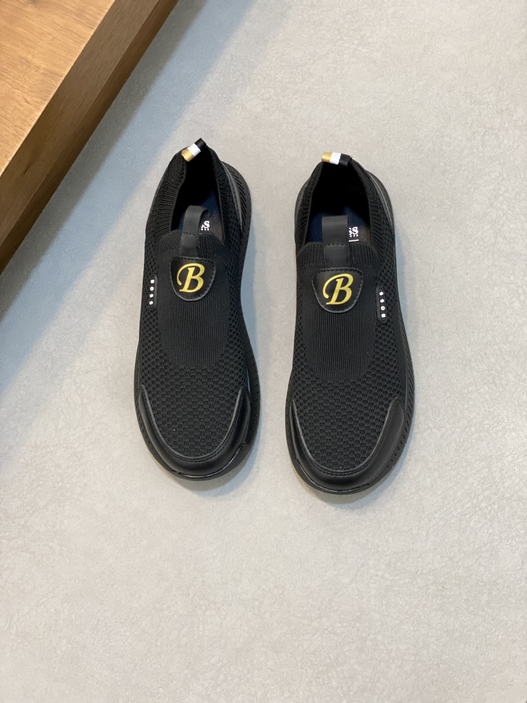 NO:339302,Boss men's sneakers The precious materials enrich the casual and timeless style of this sneaker, while the delicate and soft leather makes the colors of this season brighter, and the imported Korean flying weaving fabric makes you more relaxed and comfortable to show your elegant temperament. Size: 39-44 (customized for 45), BOOS casual shoes, sneakers19860909Boss 男士运动鞋 珍贵材料丰富了这款运动鞋的休闲永恒风格,而细腻柔软的皮革令本季的色彩更加明亮、韩国进口飞织面料、让您更轻松舒适地展现高雅气质. Size:39-44（45定做）,BOOS 休闲鞋,sneakers,Men's shoes