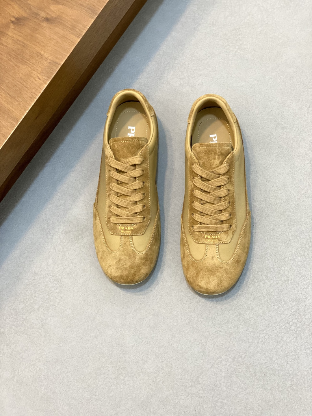 NO:339165,Brand PRADA color original color matching code number 39-44 standard code price Material Prada new product original single-stock low-top casual shoes!  The upper is made of cowhide with cloth Prada logo. The original molded sole of cowhide is opened, high quality is worth owning. Prada, prada, prada, cowhide19860909品牌PRADA 颜色原版配色 码数39-44标准码 价格 材质普拉达新品原单货低帮 休闲鞋！鞋面采用牛皮配布普拉达标识 牛皮垫脚原版开模大底、高品质值得拥有,普拉达,prada,prada,cowhide,Men's shoes