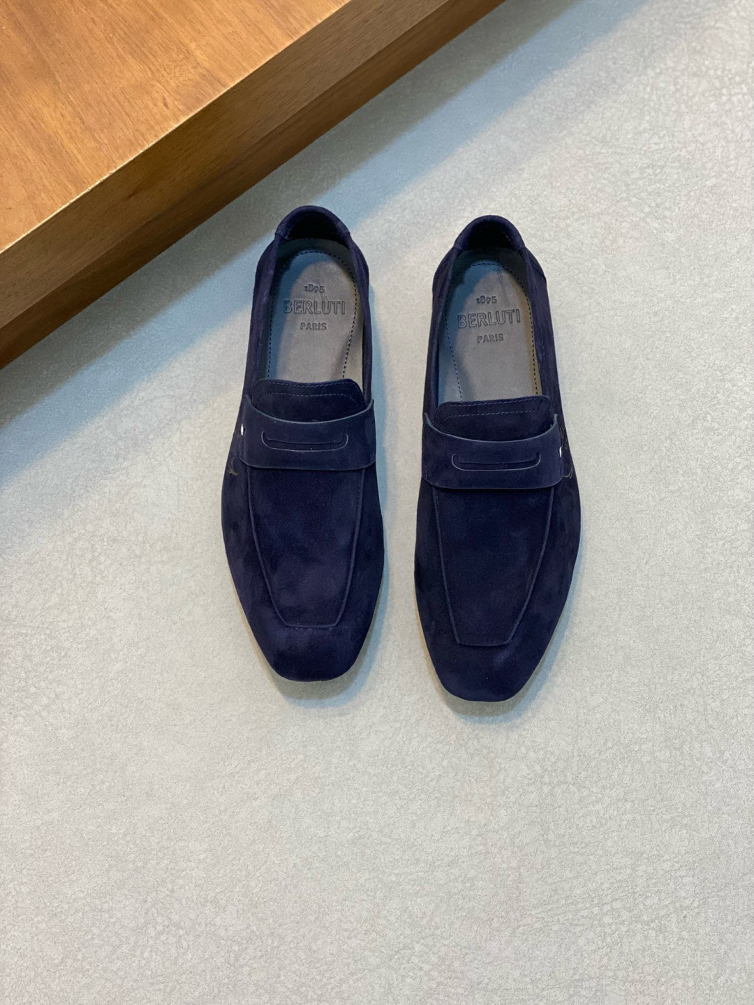 NO:338464,Berluti Venezia calfskin loafers This upper is made of Venezia calfskin, asymmetric Venezia Scritto pattern decoration, calfskin insole and lining, rubber outsole. Size 39-44, [38, 45 customized], Berluti, loafers, cowhide19860909Berluti布鲁提 Venezia小牛皮乐福鞋 本款鞋面采用Venezia小牛皮制作,不对称Venezia Scritto图纹装饰,小牛皮鞋垫与衬里,橡胶外底. 码数39-44,【38、45订做】,Berluti 布鲁提,loafers,cowhide,Men's shoes