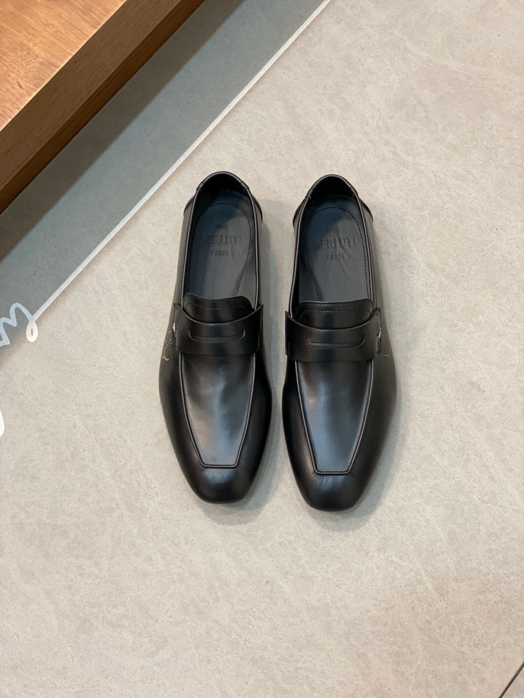 NO:338474,Berluti Lorenzo Drive Camoscio deer leather loafer size; 39~44 (38, 45 customized) The colorful summer of gentlemen. Use Berluti to open the leisurely and easy to wear without losing classic taste, which is the reason why contemporary gentlemen love loafers. The RAKE recently found a perfect summer shoe that loafers cannot be missed in the spring and summer series of the famous shoemaking family in Paris. Lorenzo Drive., Berluti, loafers19860909Berluti布鲁提Lorenzo Drive Camoscio鹿皮乐福鞋 size；39~44（38、45订做） 绅士的缤纷夏季 用 Berluti打开∞闲适易穿又不失经典品位,是当代绅士对乐福鞋爱不释“脚”的原因.THE RAKE近期在巴黎制鞋名门 Berluti的春夏系列中,找到了一款乐福人士不可错过的终极夏鞋Lorenzo Drive.,Berluti 布鲁提,loafers,Men's shoes