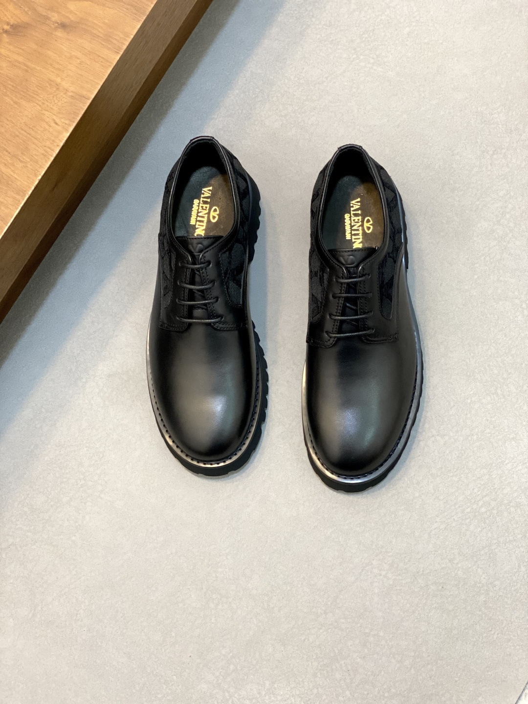 NO:338485,VALENTINO new style of men's fashionable casual leather shoes. This leather shoes use imported cowhide uppers, with calfskin dyed inside, calfskin insoles, soft, comfortable and breathable on the upper, and complete packaging with the original box!  Visible details and quality. Size39-44 (customized by 38.45.46), Valentino leather shoes, valentino, valentino, cowhide19860909VALENTINO华伦天奴新款男士时尚休闲皮鞋,这款皮鞋采用进口牛皮鞋面,内里本染小牛皮 小牛皮鞋垫 上脚柔软舒适透气 配原盒全套包装！看得见的细节和品质. Size39-44（38.45.46定做）,华伦天奴皮鞋,valentino,valentino,cowhide,Men's shoes