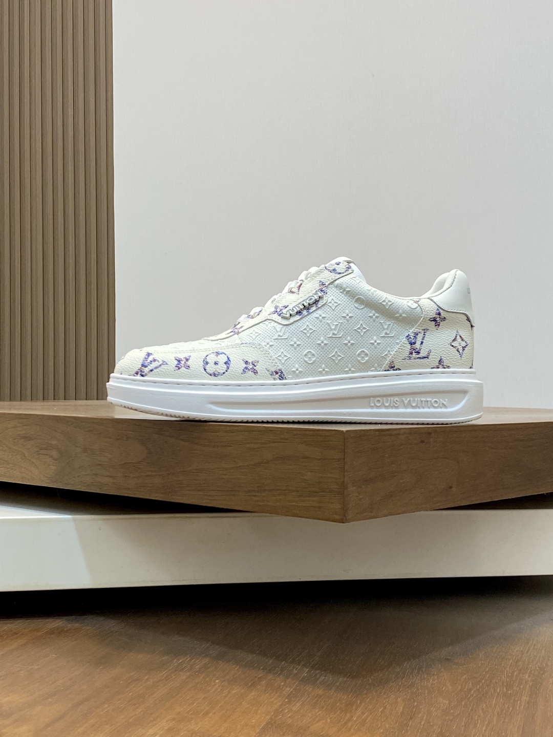Louis Vuitton Men's White Leather Monogram Casual Sneakers Shoes 3 cmp i1747935882363 1052 0 1