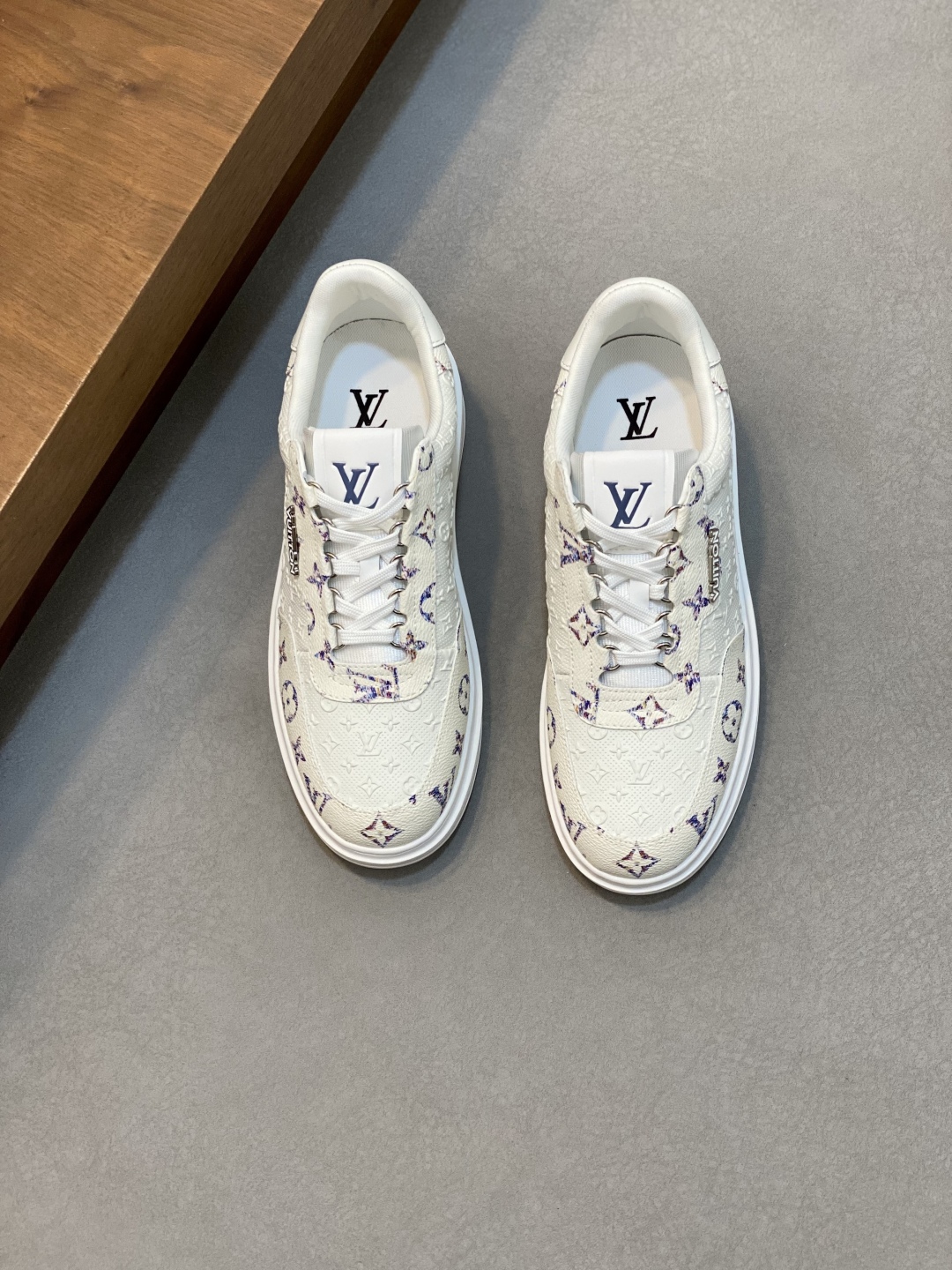 Louis Vuitton Men's White Leather Monogram Casual Sneakers Shoes 2 cmp i1747935882394 379 0 0
