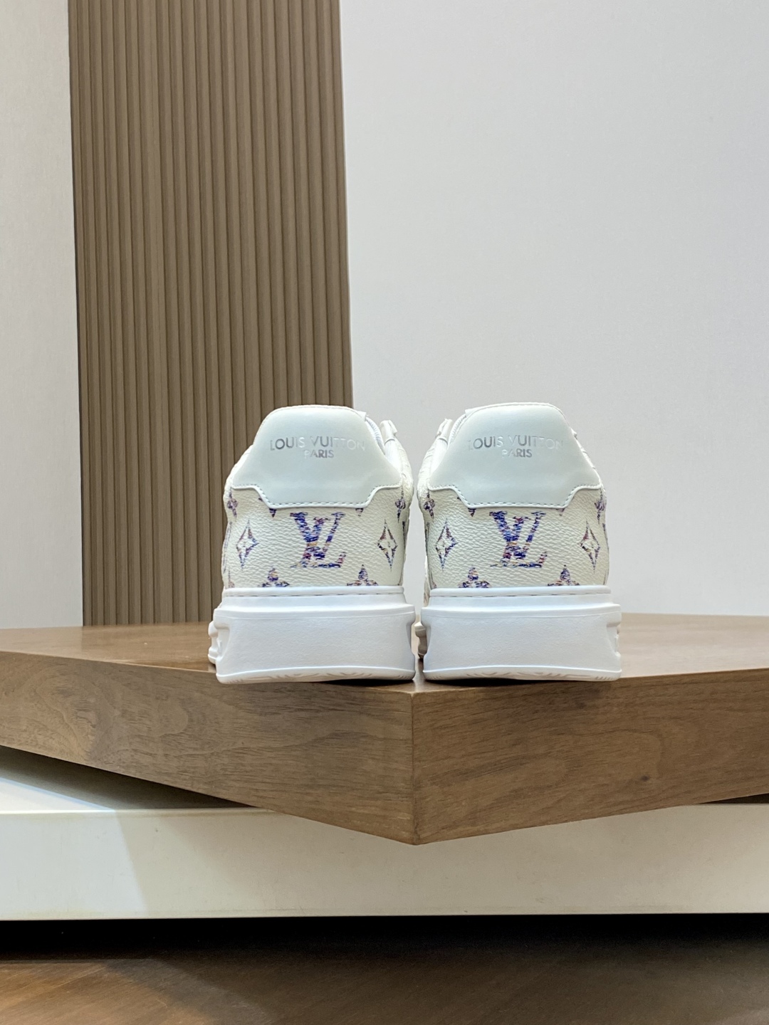 Louis Vuitton Men's White Leather Monogram Casual Sneakers Shoes 9 cmp i1747935978712 9526 0 7