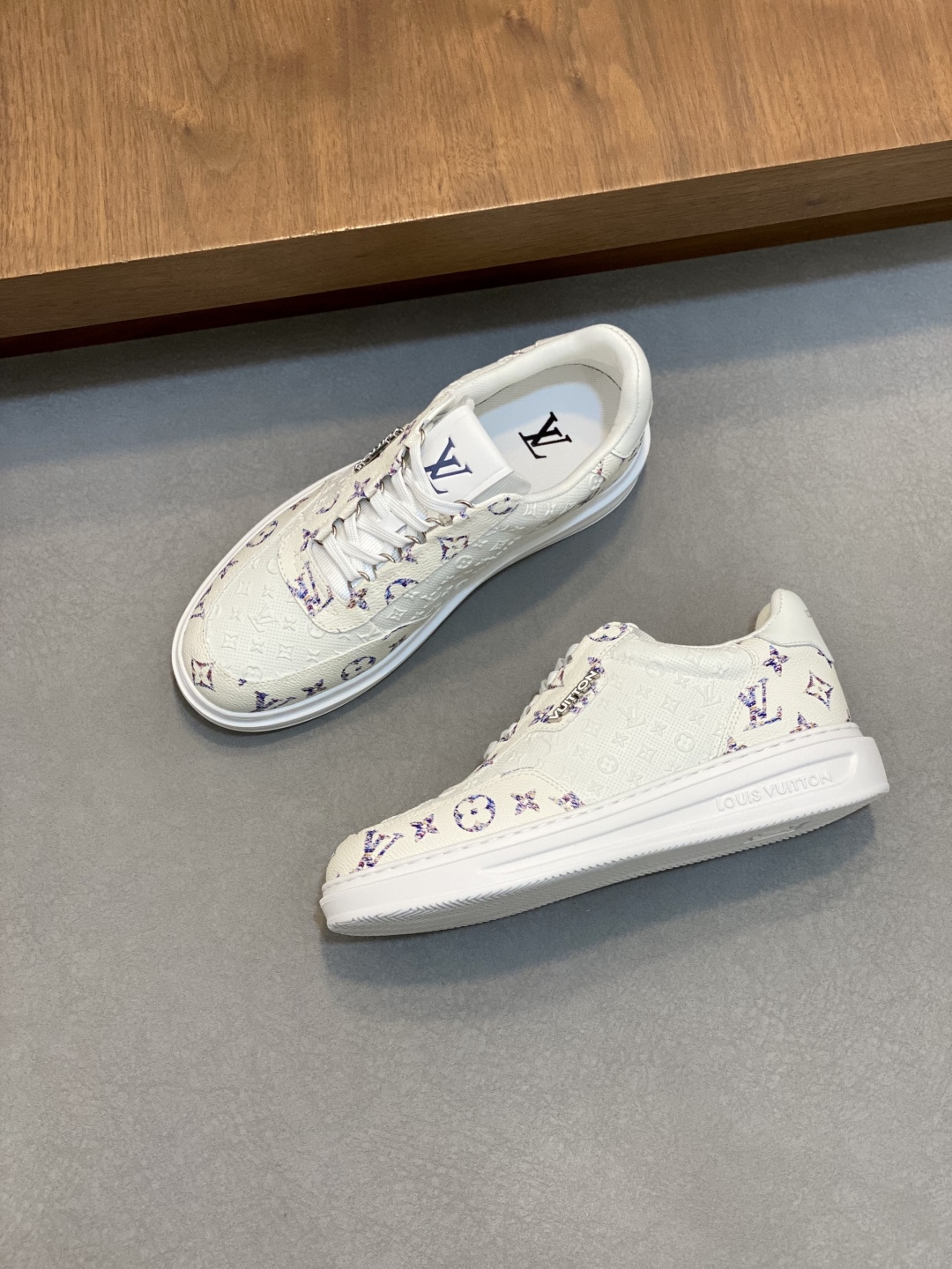 Louis Vuitton Men's White Leather Monogram Casual Sneakers Shoes 6 cmp i1747935978715 2985 0 4