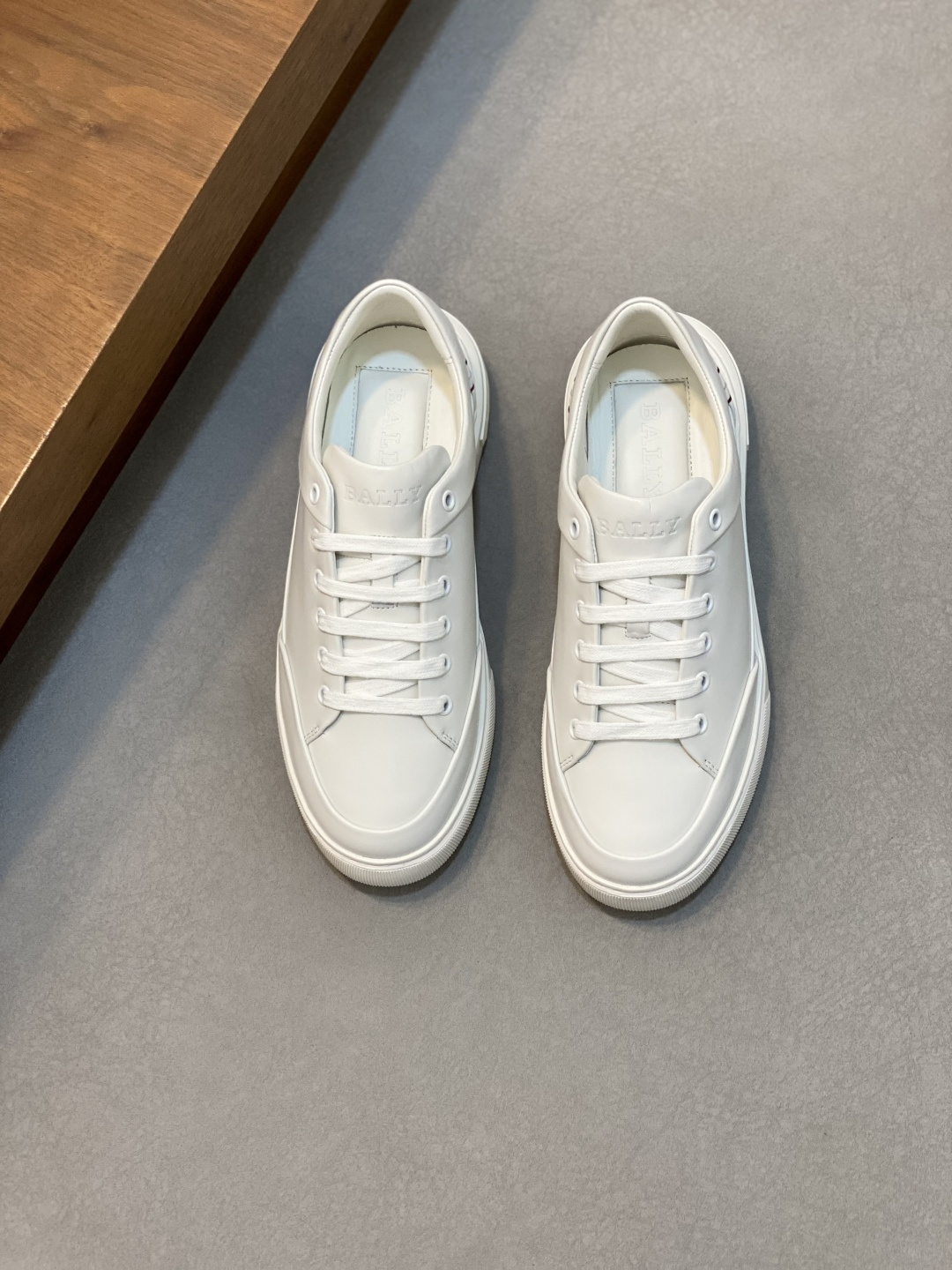 NO:338165,Bally/Bally New men's calf leather sneakers. Classic full-length folding splicing technology, simple solid color version, original lightweight rubber thick sole, full calfskin inner thickened latex insole, calfskin bottom layer, extremely comfortable to put on the feet!  Classic multi-breasted lace-up style calf leather shoes tongue, high-definition embossed letter logo badge logo, excellent wearing experience, top quality in Dongguan, leather material, workmanship and details support comparison, original packaging!  Size 39-40-41-42-43-44 Standard leather shoes size, Bally casual shoes, ballly, sneakers, cowhide19860909Bally/巴利 新款男士小牛皮革运动鞋.经典全皮折边拼接工艺,简约纯色版型,原厂轻质橡胶厚底 全小牛皮内里 加厚乳胶鞋垫 小牛皮底层 上脚舒适度极高！经典多排扣系带风格 小牛皮鞋舌 高清压纹字母logo徽章标识,穿着体验感极好,莞产顶级品质,皮料材质,做工看细节支持对比,原厂包装！ 尺码39-40-41-42-43-44 标准皮鞋尺码,巴利 休闲鞋,bally,sneakers,cowhide,Men's shoes