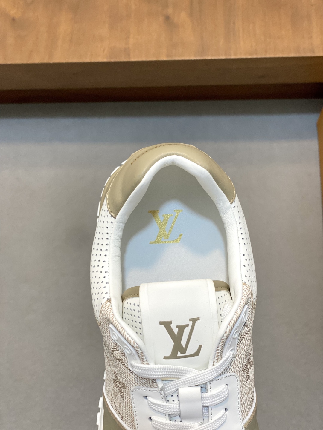 💰400 Loui* Vuitto* x Nike 潮酷男士休闲运动鞋，配色无敌，设计思路基本上是延续 THE TEN 的风格，Swoosh 车线、鞋舌标签视觉效果相当熟悉，兼具时尚与潮流属性！潮人必备！上脚效果绝对惊艳！
Size：39-44（38 45定做）