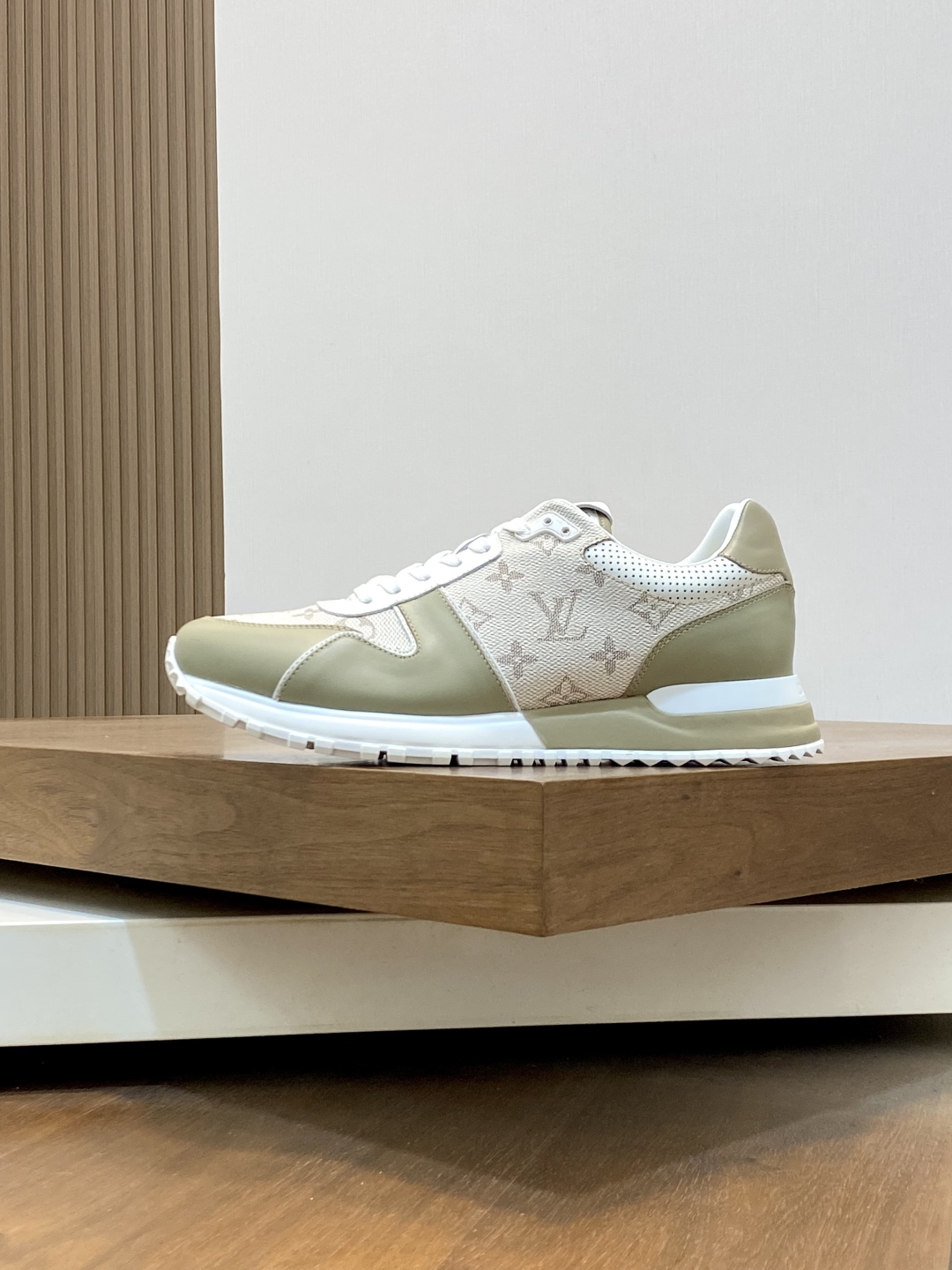 💰400 Loui* Vuitto* x Nike 潮酷男士休闲运动鞋，配色无敌，设计思路基本上是延续 THE TEN 的风格，Swoosh 车线、鞋舌标签视觉效果相当熟悉，兼具时尚与潮流属性！潮人必备！上脚效果绝对惊艳！
Size：39-44（38 45定做）