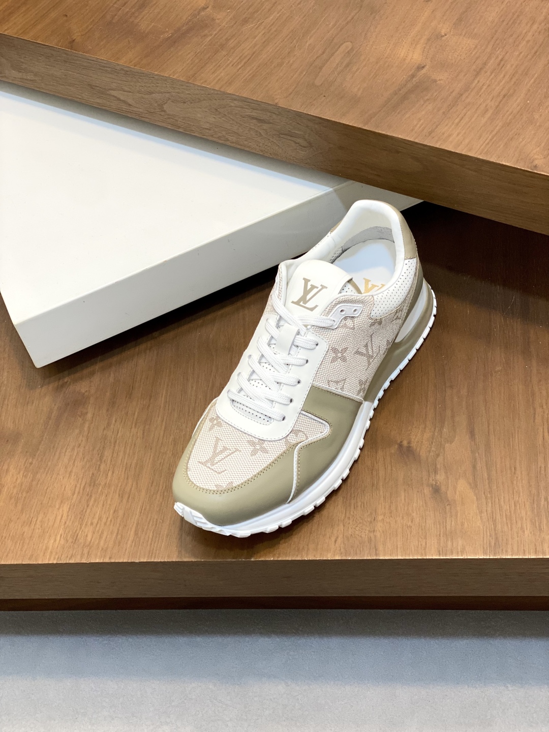 💰400 Loui* Vuitto* x Nike 潮酷男士休闲运动鞋，配色无敌，设计思路基本上是延续 THE TEN 的风格，Swoosh 车线、鞋舌标签视觉效果相当熟悉，兼具时尚与潮流属性！潮人必备！上脚效果绝对惊艳！
Size：39-44（38 45定做）