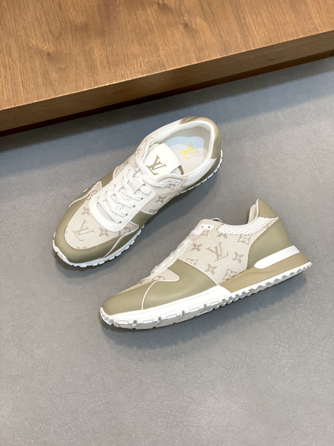💰400 Loui* Vuitto* x Nike 潮酷男士休闲运动鞋，配色无敌，设计思路基本上是延续 THE TEN 的风格，Swoosh 车线、鞋舌标签视觉效果相当熟悉，兼具时尚与潮流属性！潮人必备！上脚效果绝对惊艳！
Size：39-44（38 45定做）