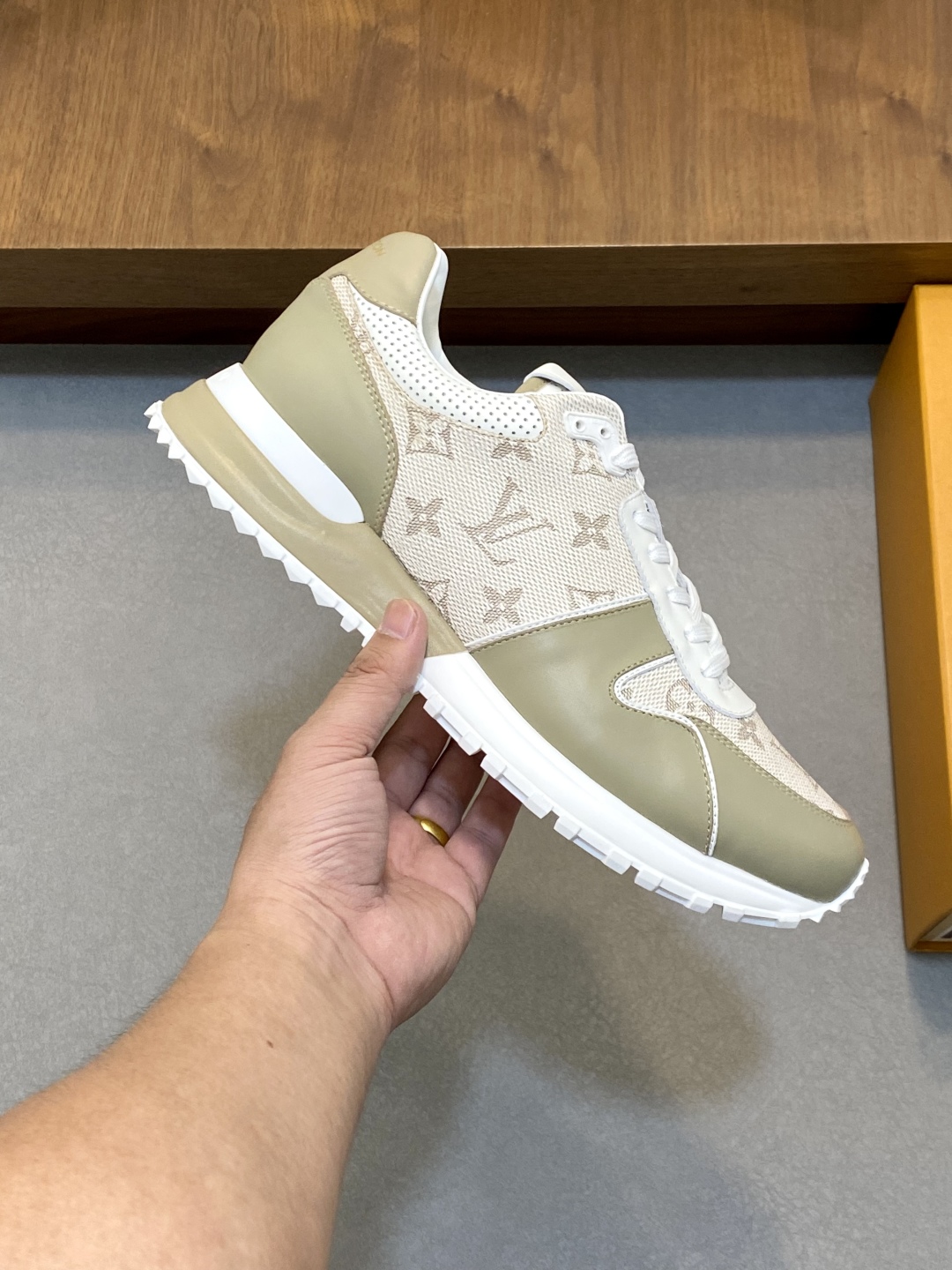 💰400 Loui* Vuitto* x Nike 潮酷男士休闲运动鞋，配色无敌，设计思路基本上是延续 THE TEN 的风格，Swoosh 车线、鞋舌标签视觉效果相当熟悉，兼具时尚与潮流属性！潮人必备！上脚效果绝对惊艳！
Size：39-44（38 45定做）