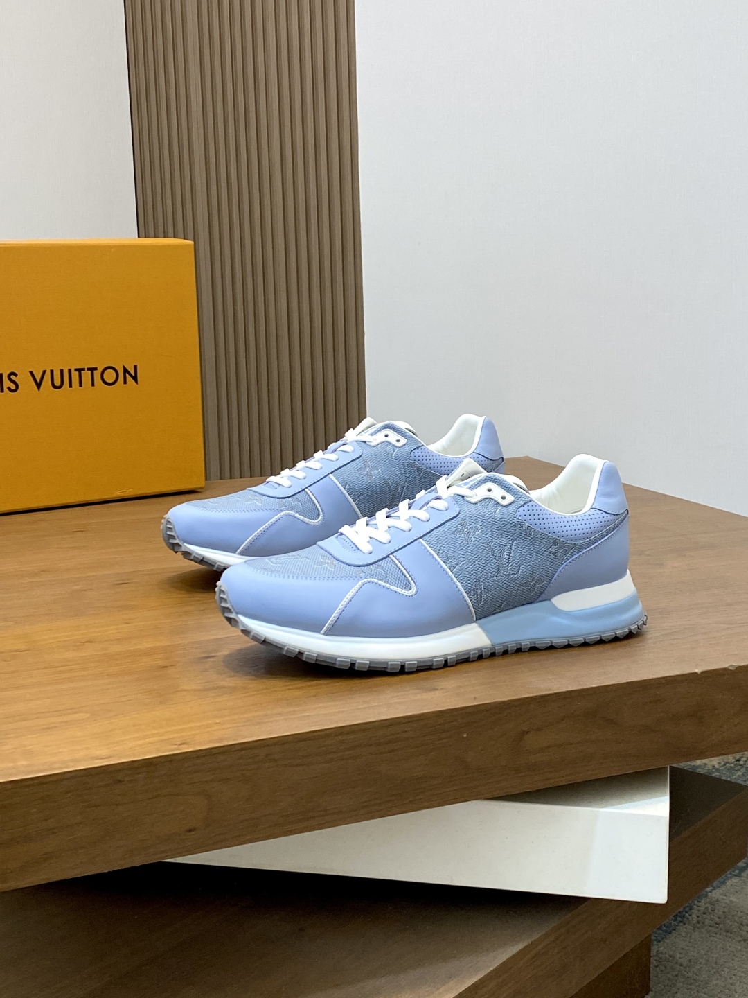 💰400 Loui* Vuitto* x Nike 潮酷男士休闲运动鞋，配色无敌，设计思路基本上是延续 THE TEN 的风格，Swoosh 车线、鞋舌标签视觉效果相当熟悉，兼具时尚与潮流属性！潮人必备！上脚效果绝对惊艳！
Size：39-44（38 45定做）