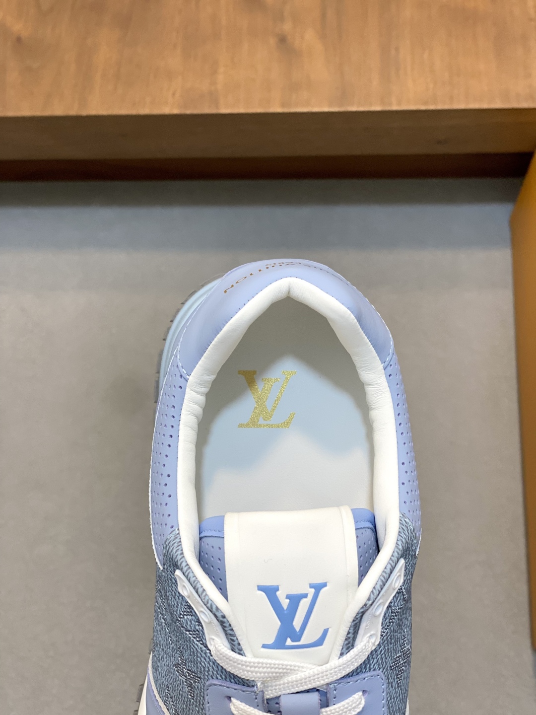 💰400 Loui* Vuitto* x Nike 潮酷男士休闲运动鞋，配色无敌，设计思路基本上是延续 THE TEN 的风格，Swoosh 车线、鞋舌标签视觉效果相当熟悉，兼具时尚与潮流属性！潮人必备！上脚效果绝对惊艳！
Size：39-44（38 45定做）