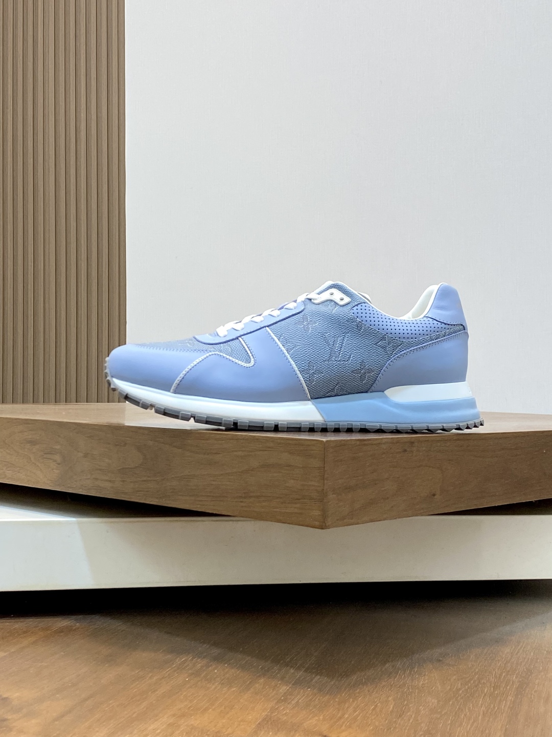 💰400 Loui* Vuitto* x Nike 潮酷男士休闲运动鞋，配色无敌，设计思路基本上是延续 THE TEN 的风格，Swoosh 车线、鞋舌标签视觉效果相当熟悉，兼具时尚与潮流属性！潮人必备！上脚效果绝对惊艳！
Size：39-44（38 45定做）