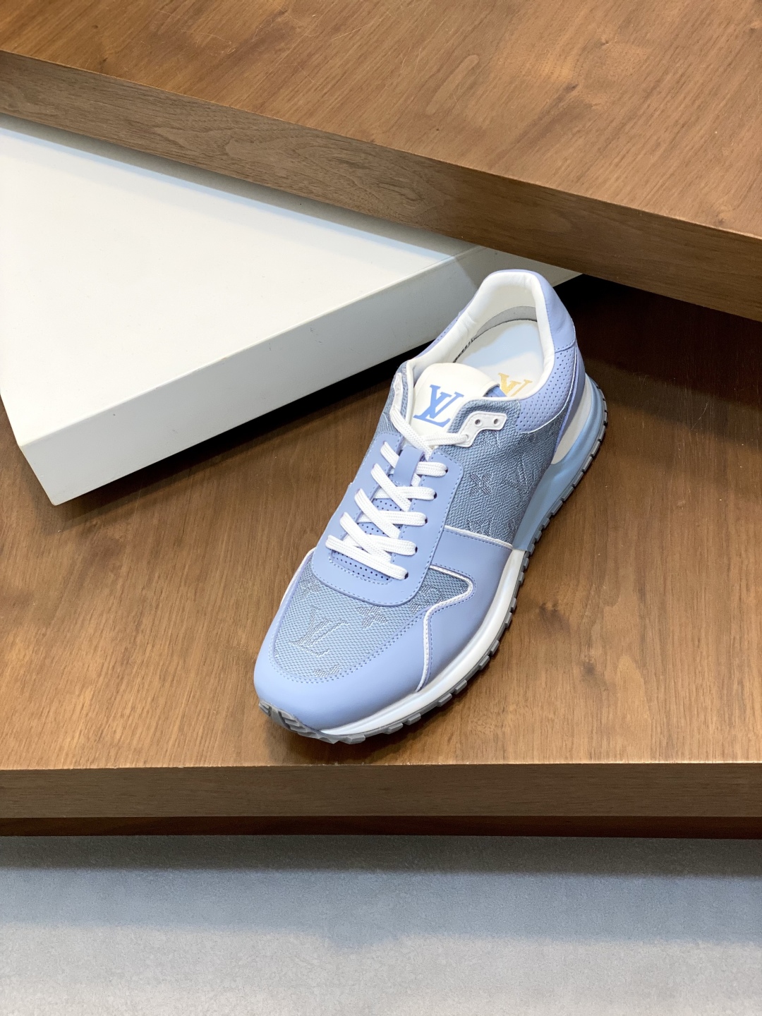 💰400 Loui* Vuitto* x Nike 潮酷男士休闲运动鞋，配色无敌，设计思路基本上是延续 THE TEN 的风格，Swoosh 车线、鞋舌标签视觉效果相当熟悉，兼具时尚与潮流属性！潮人必备！上脚效果绝对惊艳！
Size：39-44（38 45定做）