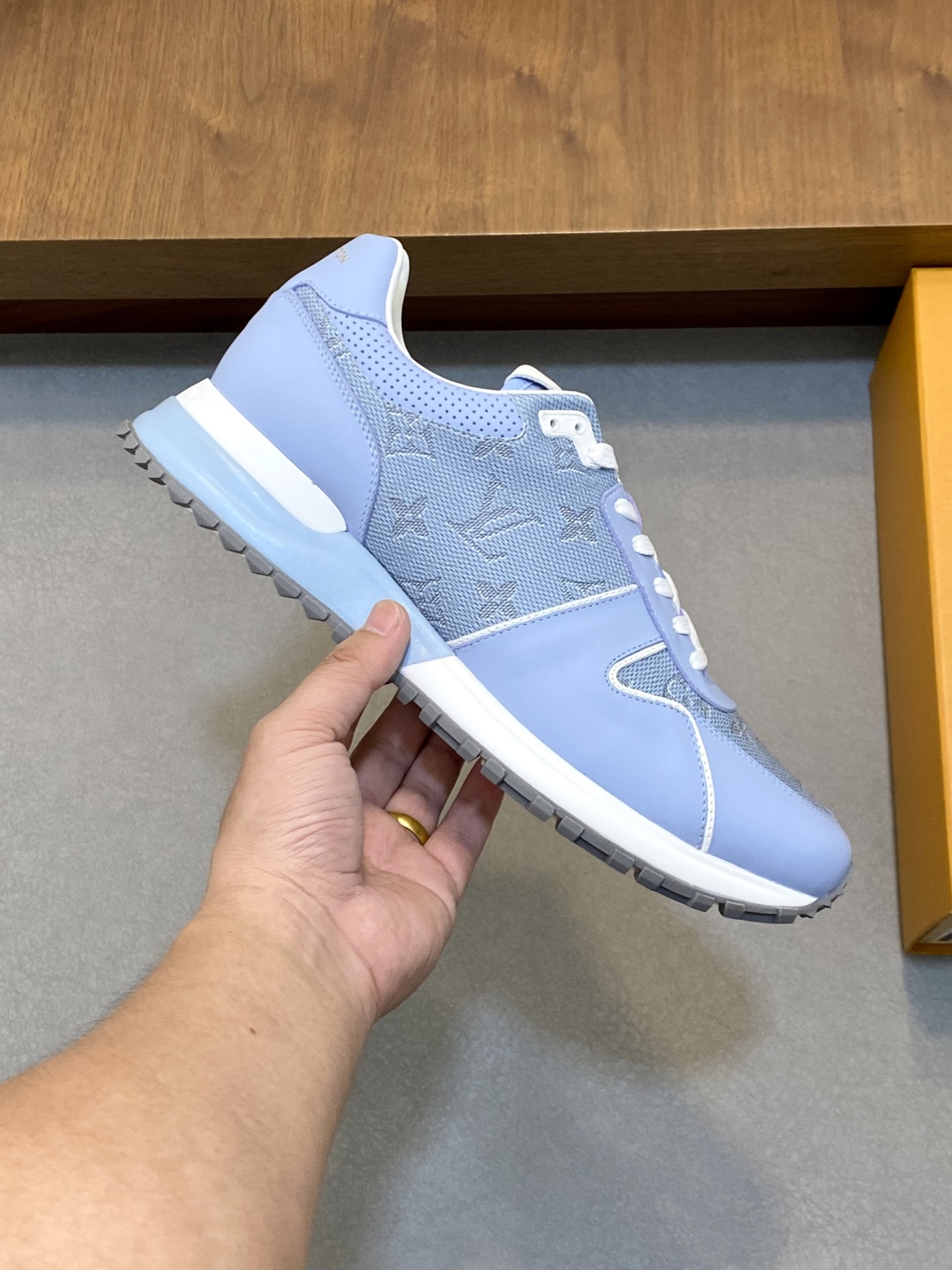 💰400 Loui* Vuitto* x Nike 潮酷男士休闲运动鞋，配色无敌，设计思路基本上是延续 THE TEN 的风格，Swoosh 车线、鞋舌标签视觉效果相当熟悉，兼具时尚与潮流属性！潮人必备！上脚效果绝对惊艳！
Size：39-44（38 45定做）
