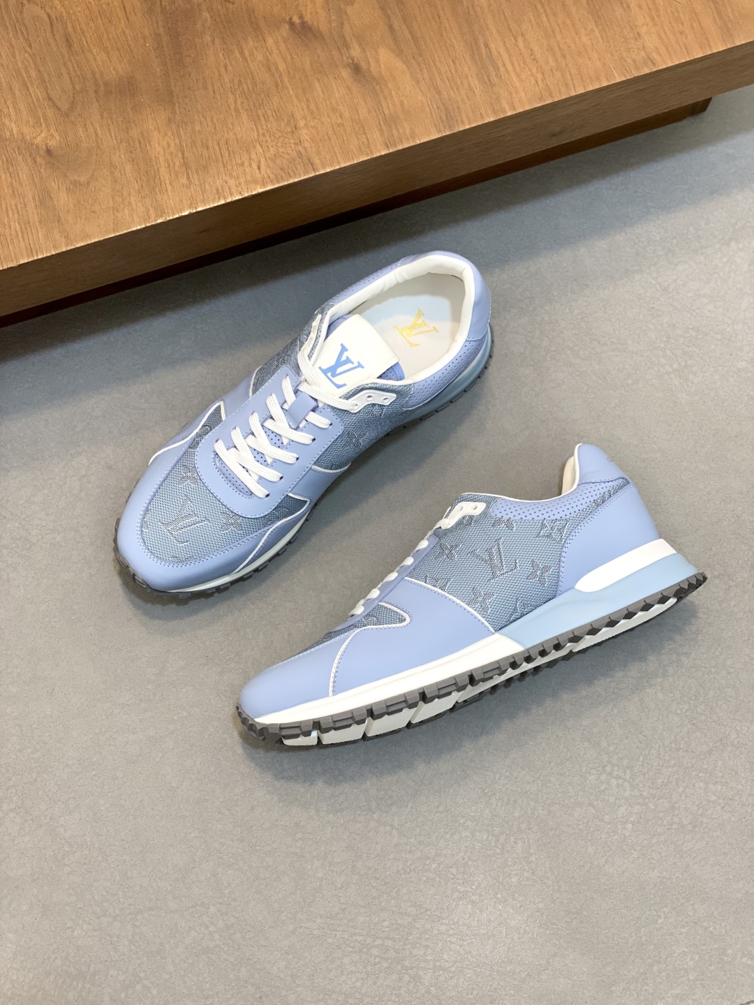 💰400 Loui* Vuitto* x Nike 潮酷男士休闲运动鞋，配色无敌，设计思路基本上是延续 THE TEN 的风格，Swoosh 车线、鞋舌标签视觉效果相当熟悉，兼具时尚与潮流属性！潮人必备！上脚效果绝对惊艳！
Size：39-44（38 45定做）