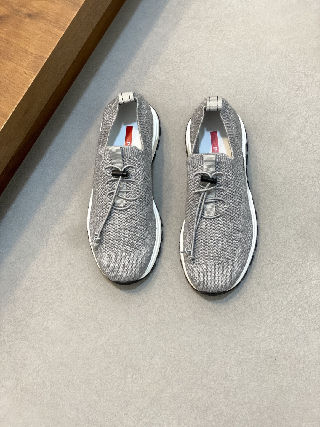 NO:341644,PRADA new knitted sneakers, knitted upper is breathable and not stuffy, there is a logo on the side of the shoe, a rear lifting ring, a logo on the insole, a rubber sole on the upper foot is comfortable and versatile! Size 39-44 (customized for 45), Prada, prada, prada, sneakers19860909PRADA新款针织运动鞋,针织鞋面透气不闷脚,鞋侧面有logo,后置提鞋环,鞋垫饰有标志,橡胶大底上脚舒适百搭!码数39-44码（45定做）,,普拉达,prada,prada,sneakers,Men's shoes