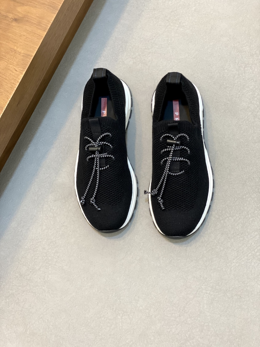 NO:352339,PRADA new knitted sneakers, knitted upper is breathable and not stuffy, there is a logo on the side of the shoe, a rear lifting ring, a logo on the insole, a rubber sole on the upper foot is comfortable and versatile! Size 39-44 (customized for 45),,, prada, sneakers19860909PRADA新款针织运动鞋,针织鞋面透气不闷脚,鞋侧面有logo,后置提鞋环,鞋垫饰有标志,橡胶大底上脚舒适百搭!码数39-44码（45定做）,,,prada,sneakers,Men's shoes