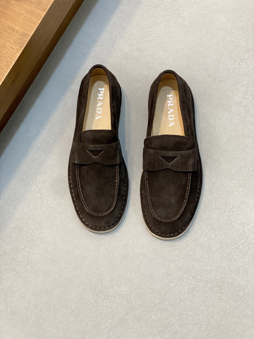 NO:341662,Prada's new men's loafers driving shoes, the fabric is fully imported cowhide, visible texture, heavy industry car line, inner lining dye calf leather, standard logo cowhide foot pad, DG metal logo design big brand experience, soft and comfortable on the feet, men's perfect, special anti-slip wear-resistant rubber sole, easy to control various occasions, equipped with original box packaging!  Size39-44 (38.45. Custom made), Prada, prada, loafers, cowhide19860909普拉达 新款男士乐福鞋驾车鞋,面料采用全进口牛皮,看得见的质感,重工车线,内里本染小牛皮,标配logo牛皮垫脚,DG金属logo设计大牌体验,上脚柔软舒适,男士臻享,专用防滑耐磨橡胶鞋底,轻松驾驭各种场合,配原盒包装！ Size39-44（38.45.定做）,普拉达,prada,loafers,cowhide,Men's shoes