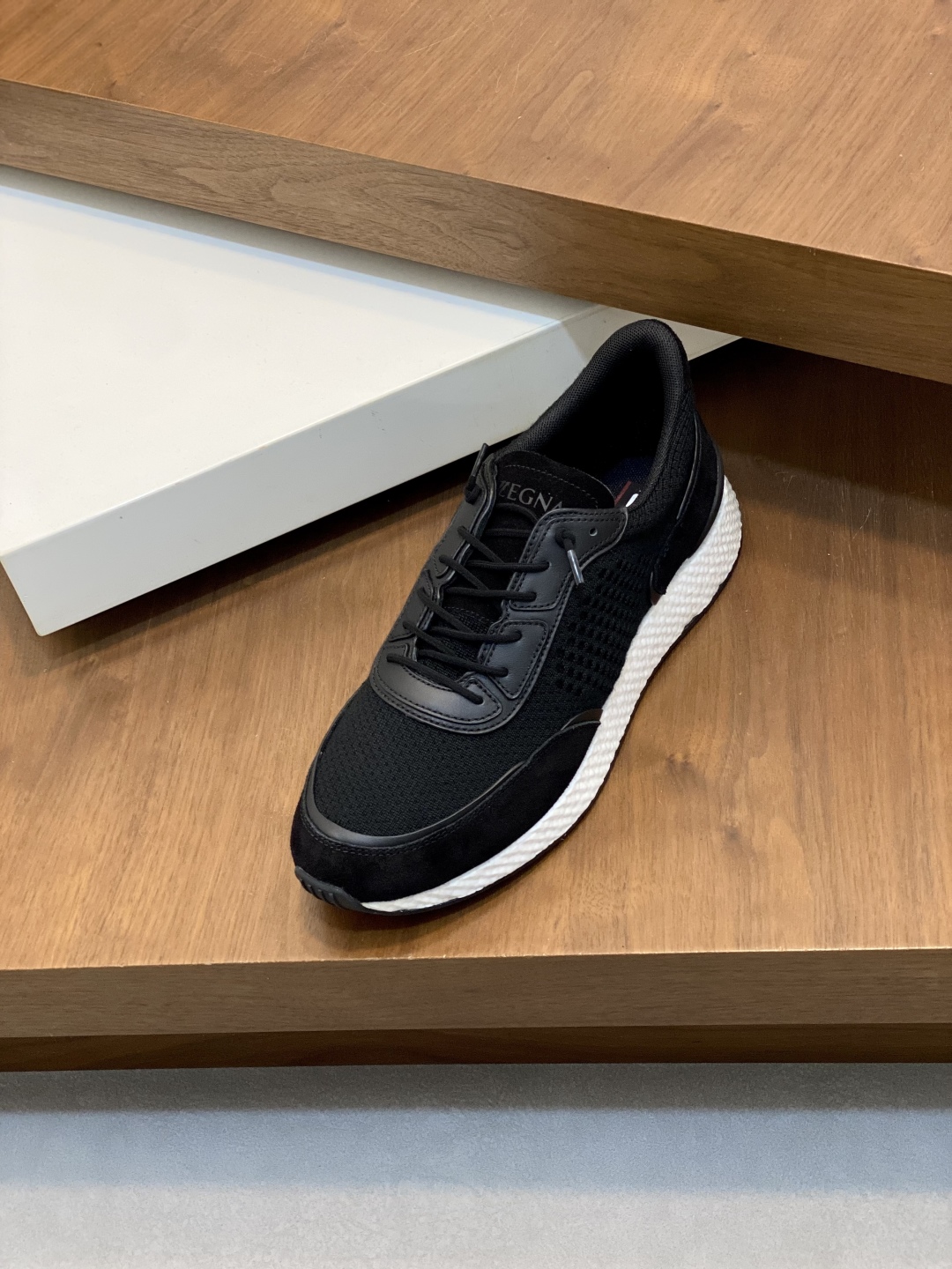 ZZegna/Zegna actualización única original Piuma en italiano se refiere a la "pluma", destacando plen