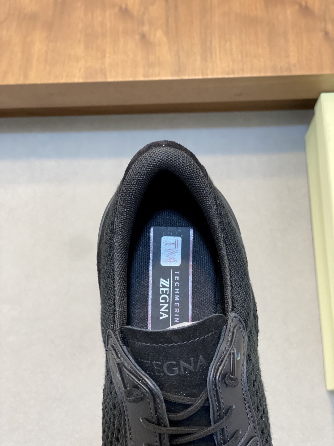 ZZegna/Zegna actualización única original Piuma en italiano se refiere a la "pluma", destacando plen