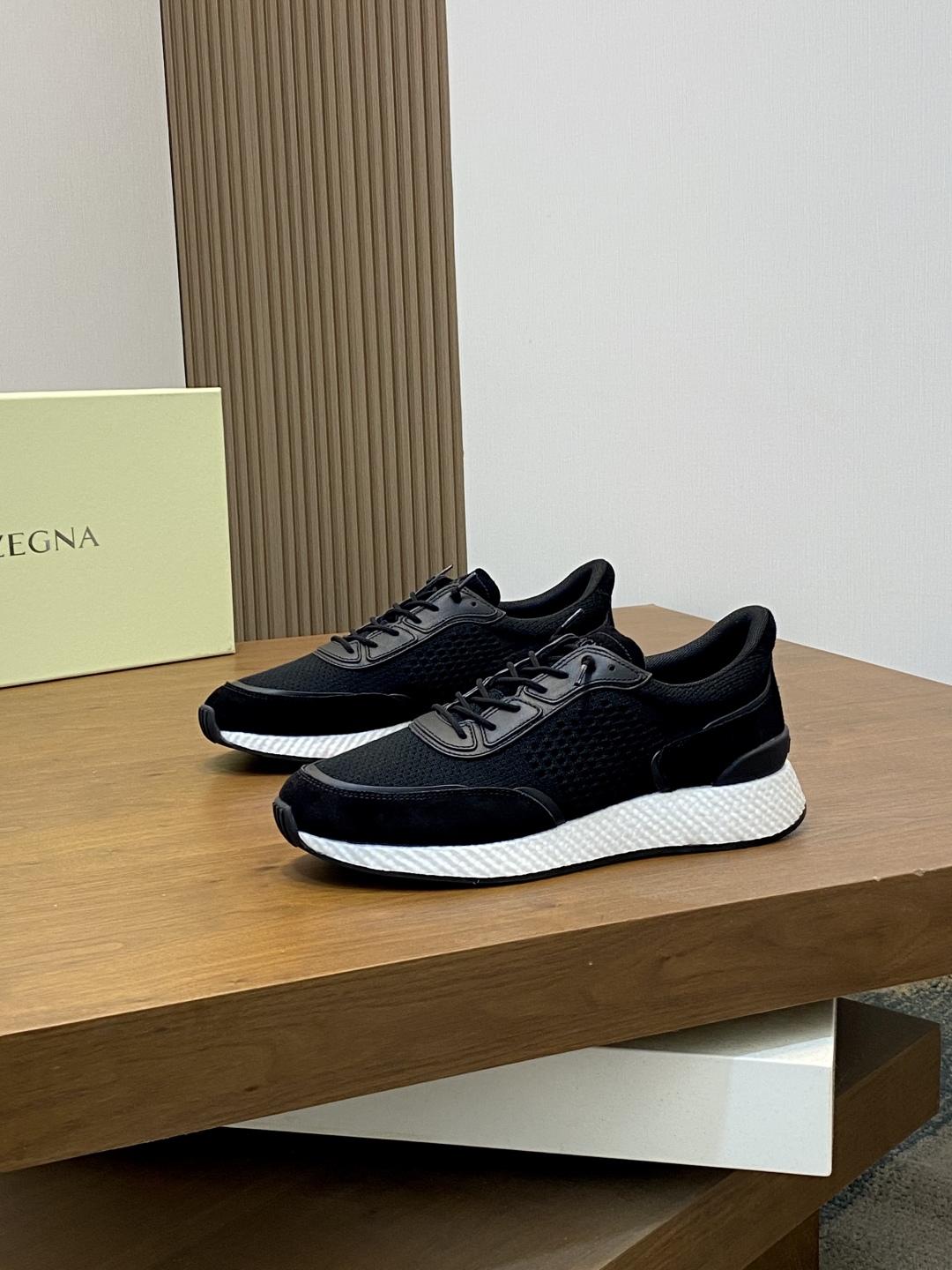 ZZegna/Zegna actualización única original Piuma en italiano se refiere a la "pluma", destacando plen