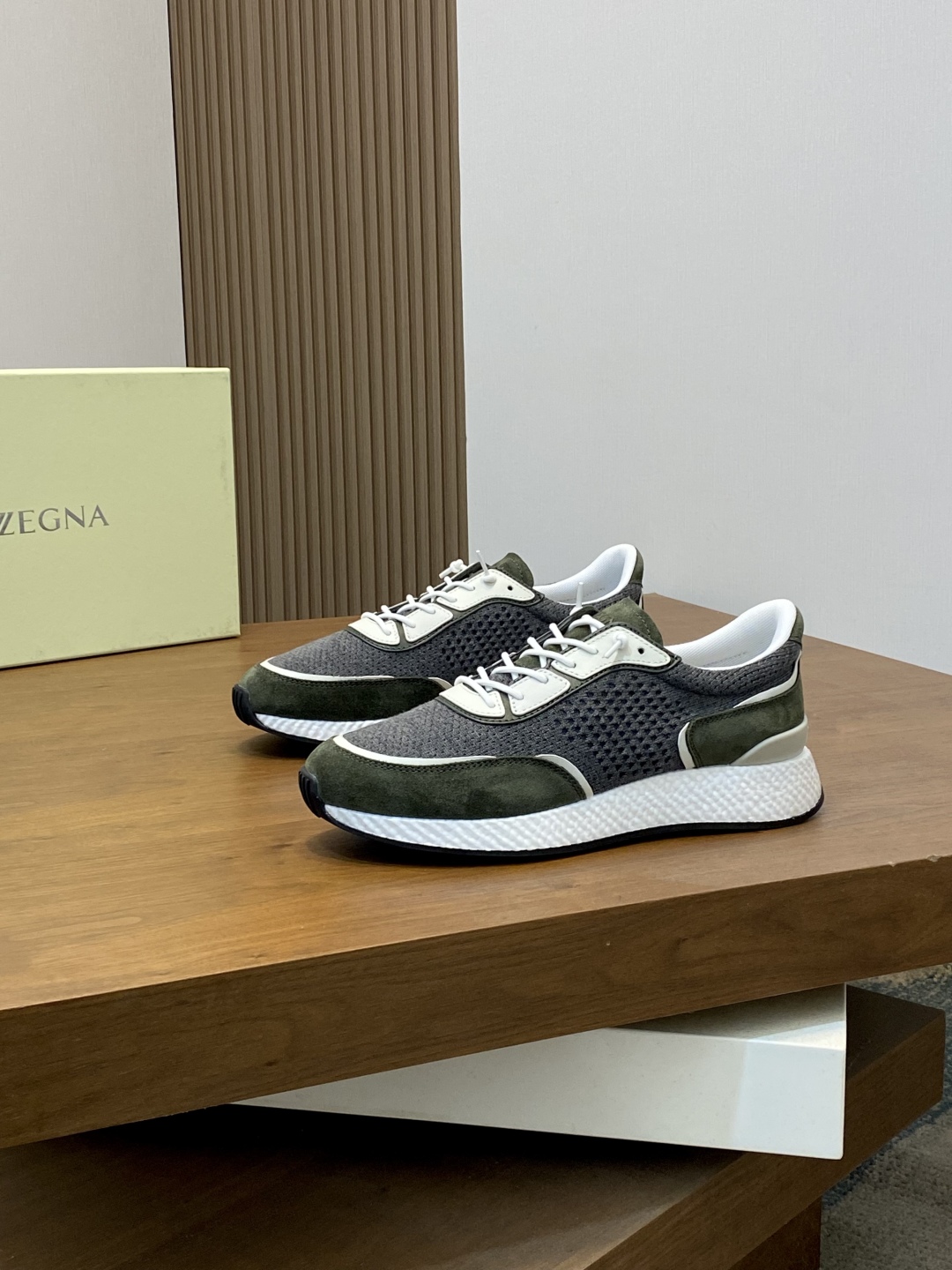 ZZegna/Zegna actualización única original Piuma en italiano se refiere a la "pluma", destacando plen