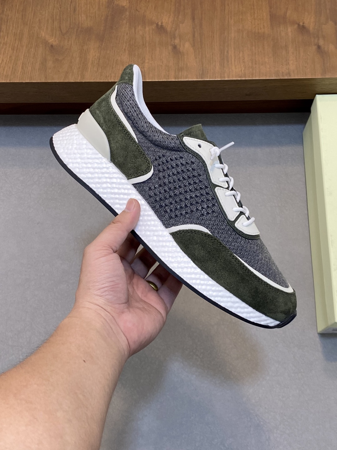 ZZegna/Zegna actualización única original Piuma en italiano se refiere a la "pluma", destacando plen