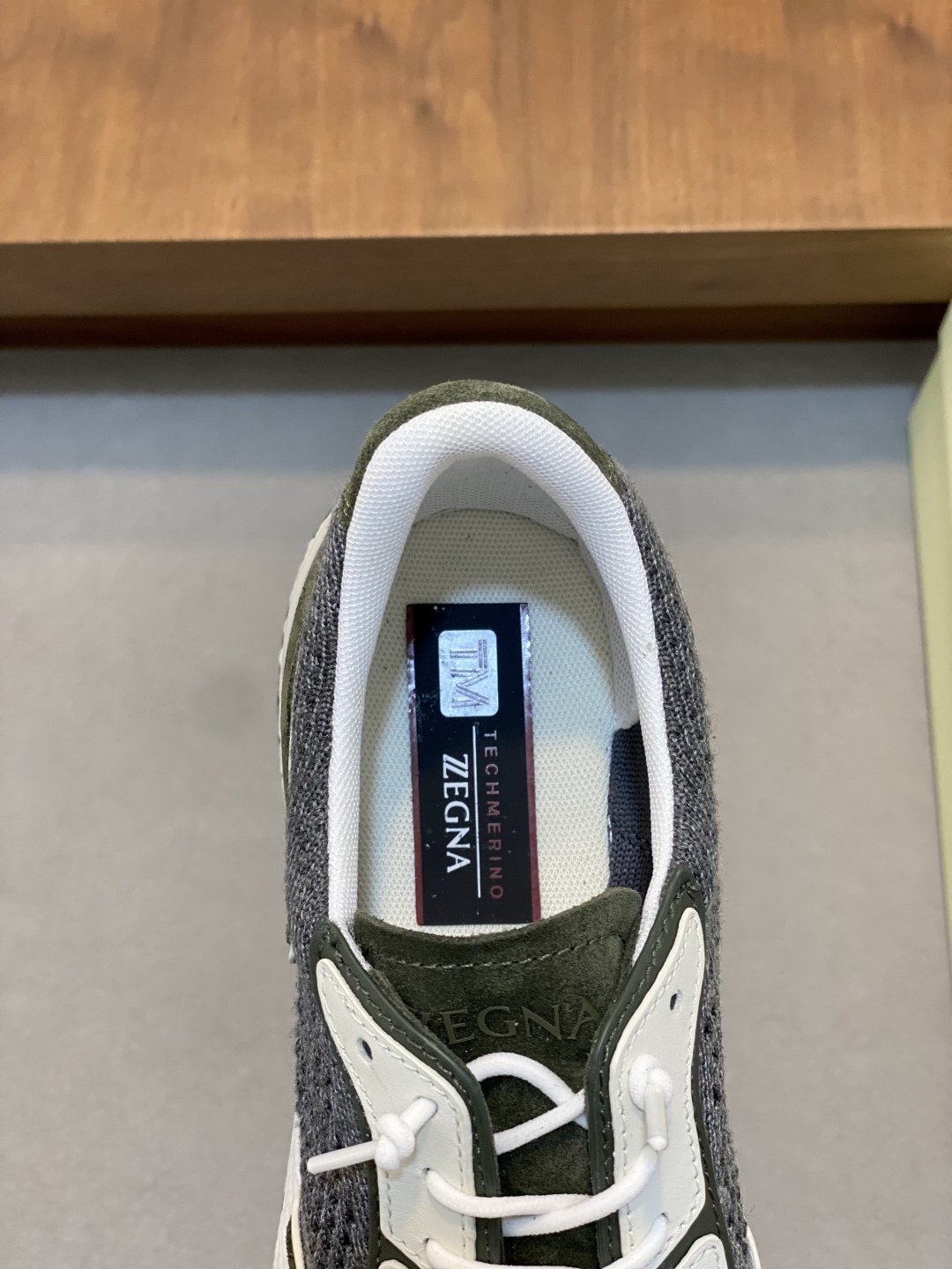 ZZegna/Zegna actualización única original Piuma en italiano se refiere a la "pluma", destacando plen