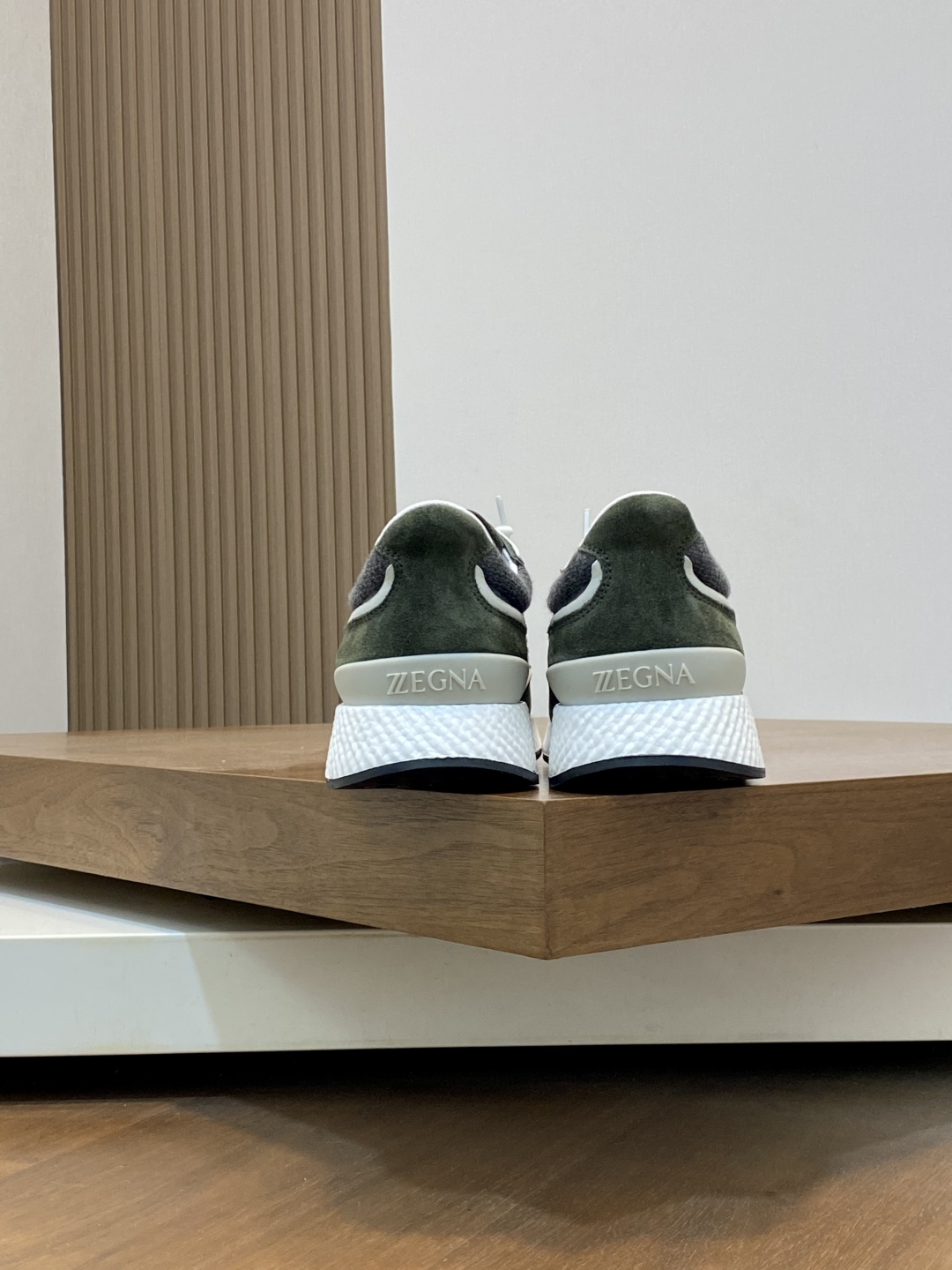 ZZegna/Zegna actualización única original Piuma en italiano se refiere a la "pluma", destacando plen