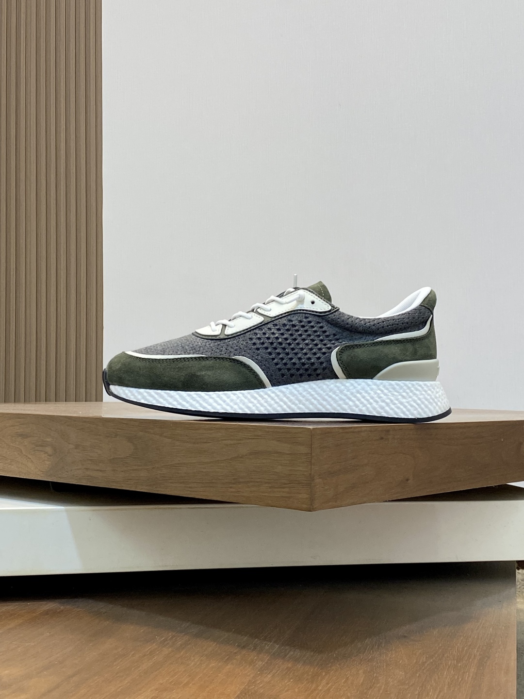 ZZegna/Zegna actualización única original Piuma en italiano se refiere a la "pluma", destacando plen